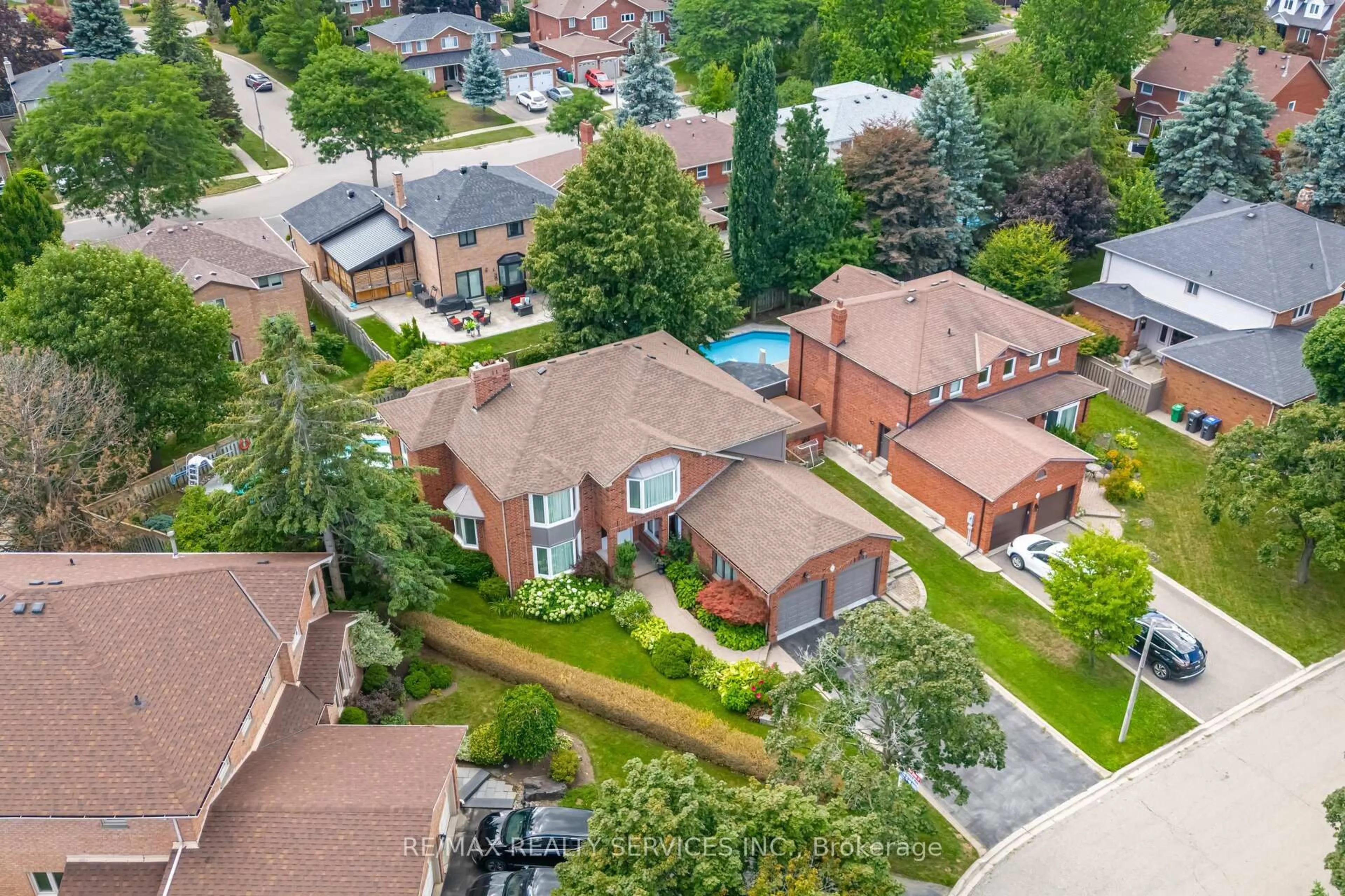 A pic from outside/outdoor area/front of a property/back of a property/a pic from drone, street for 15 Brookbank Crt, Brampton Ontario L6Z 3G4
