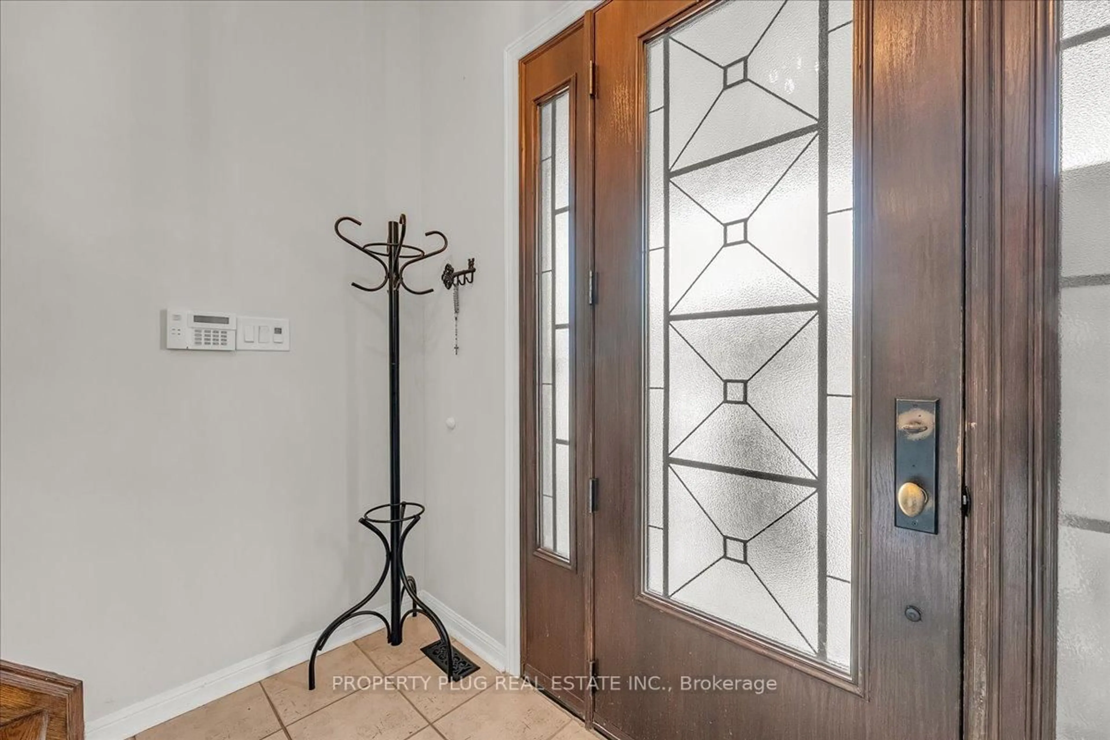 Indoor entryway for 3882 Deepwood Hts, Mississauga Ontario L5M 6M2