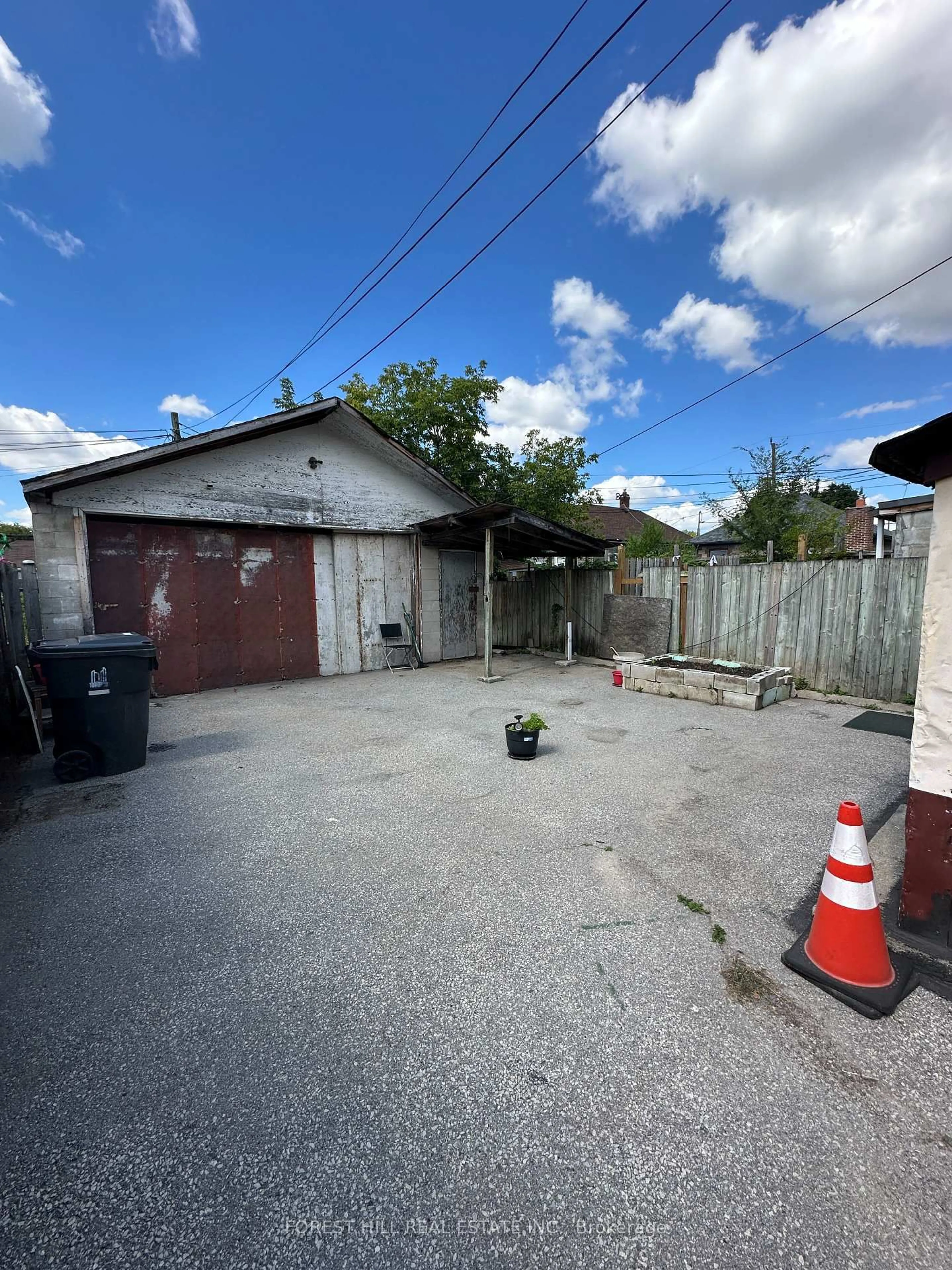 A pic from outside/outdoor area/front of a property/back of a property/a pic from drone, street for 668 Jane St, Toronto Ontario M6N 4A7