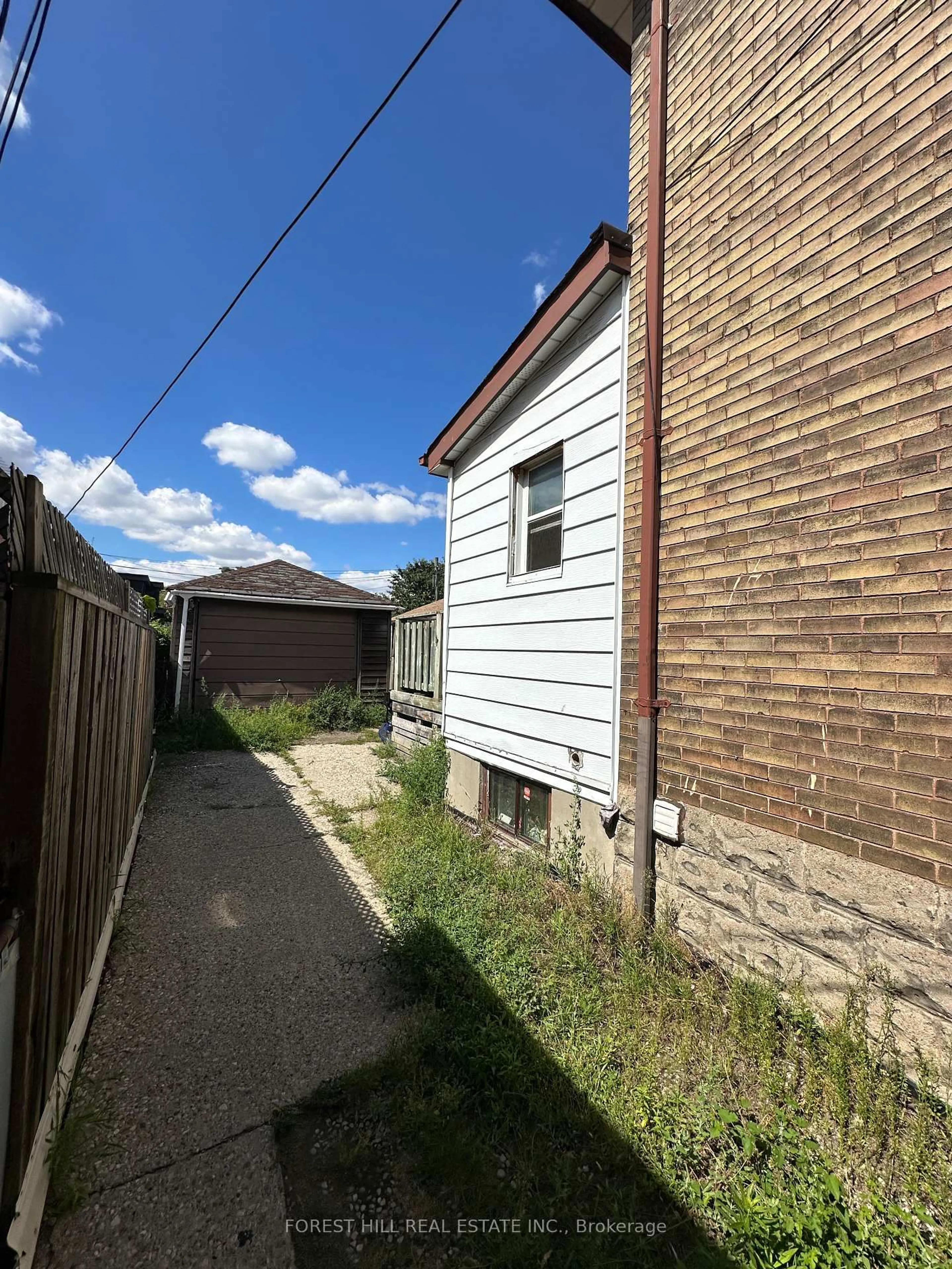 A pic from outside/outdoor area/front of a property/back of a property/a pic from drone, street for 668 Jane St, Toronto Ontario M6N 4A7