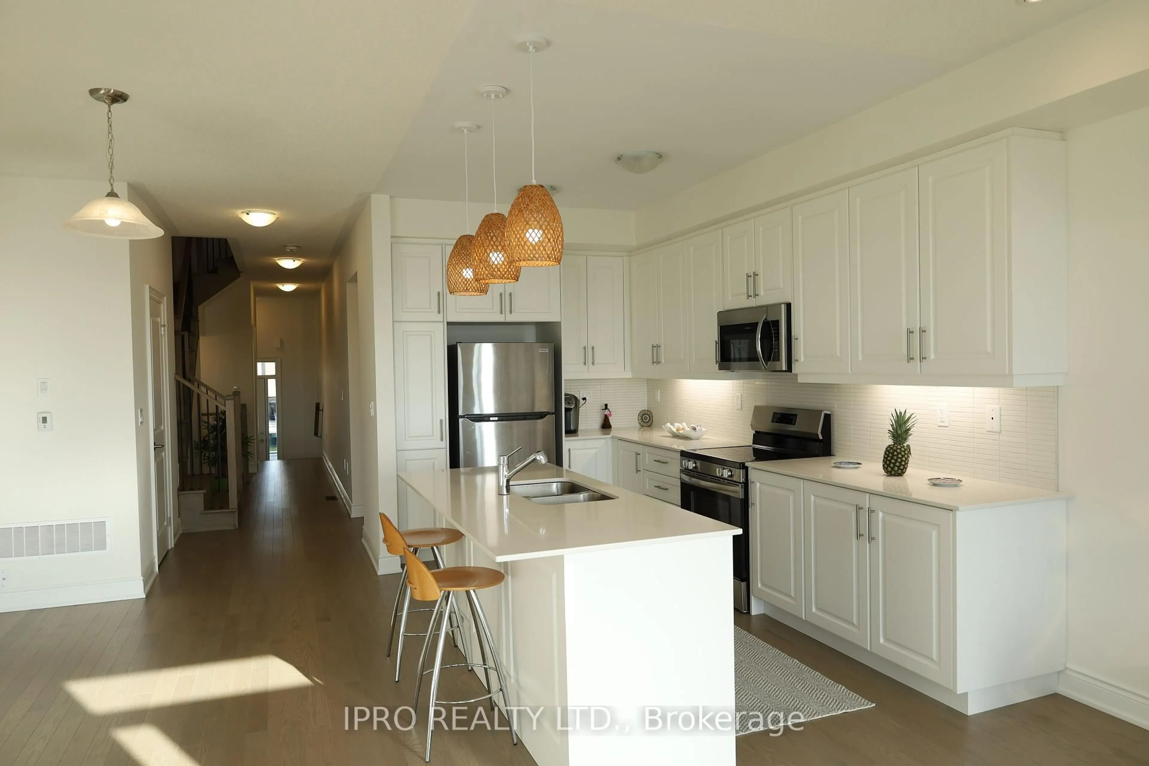 Open concept kitchen, ceramic/tile floor for 102 BERMONDSEY Way, Brampton Ontario L6Y 6K9