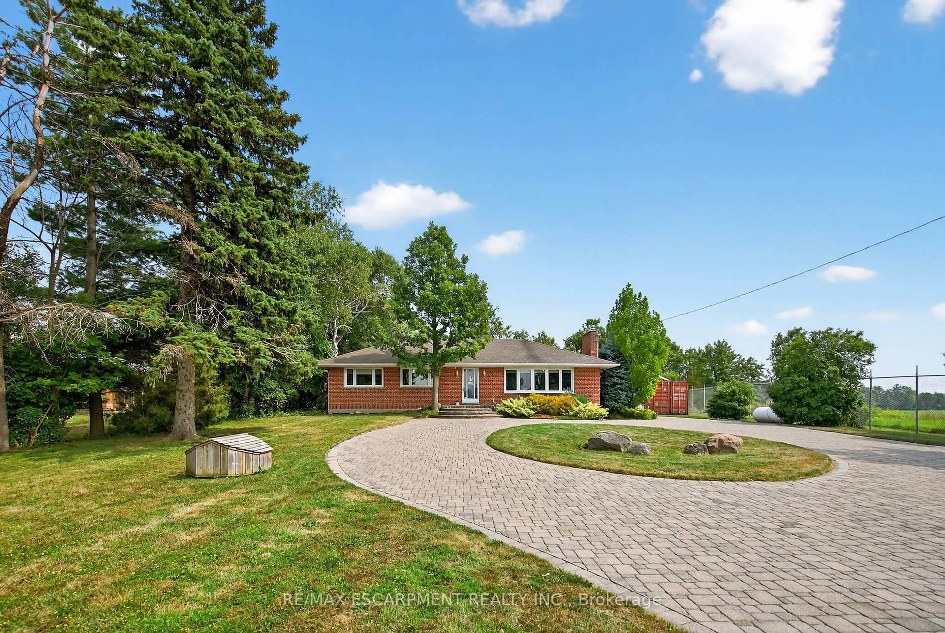 A pic from outside/outdoor area/front of a property/back of a property/a pic from drone, street for 9286 5 SIDE Rd, Milton Ontario L9T 7K8