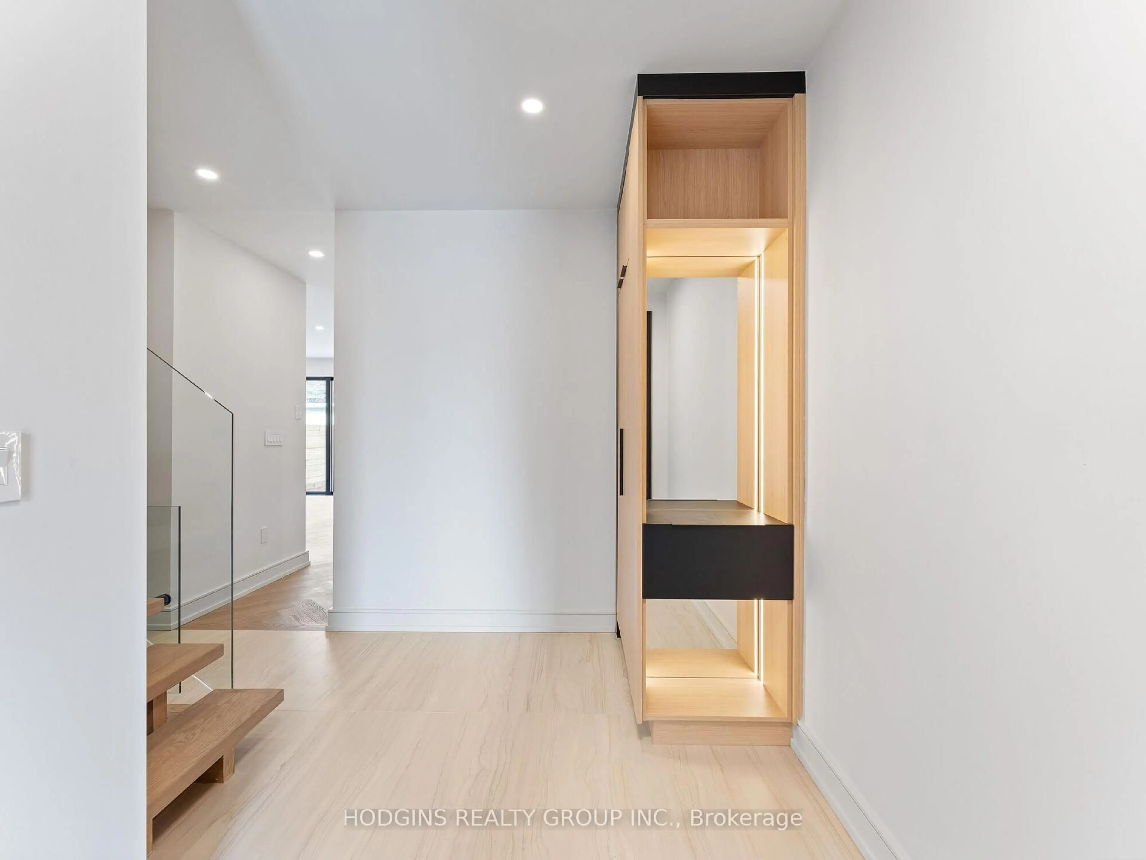 Indoor foyer for 855 Tenth St, Mississauga Ontario L5E 1S7