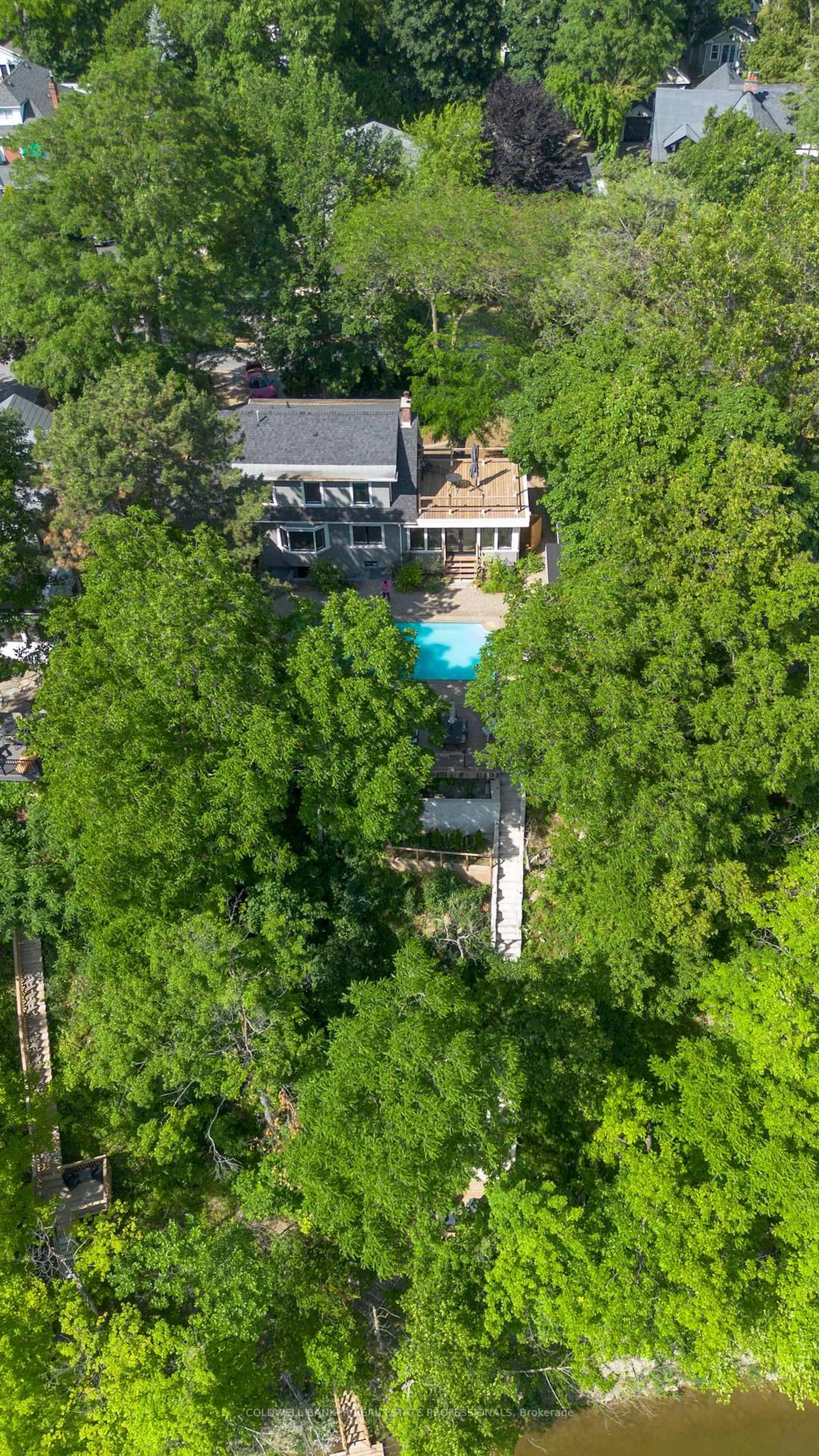 A pic from outside/outdoor area/front of a property/back of a property/a pic from drone, unknown for 416 Trafalgar Rd, Oakville Ontario L6J 3H7