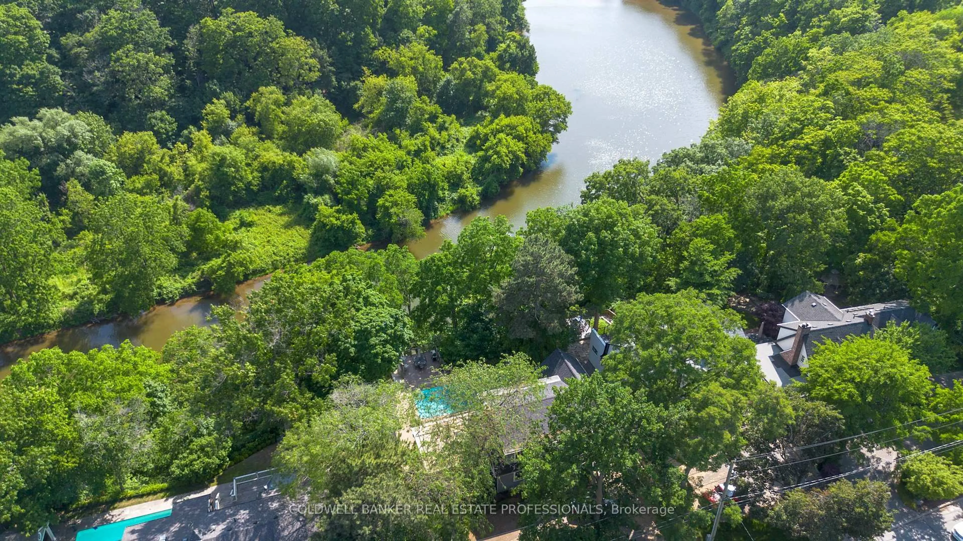 A pic from outside/outdoor area/front of a property/back of a property/a pic from drone, water/lake/river/ocean view for 416 Trafalgar Rd, Oakville Ontario L6J 3H7
