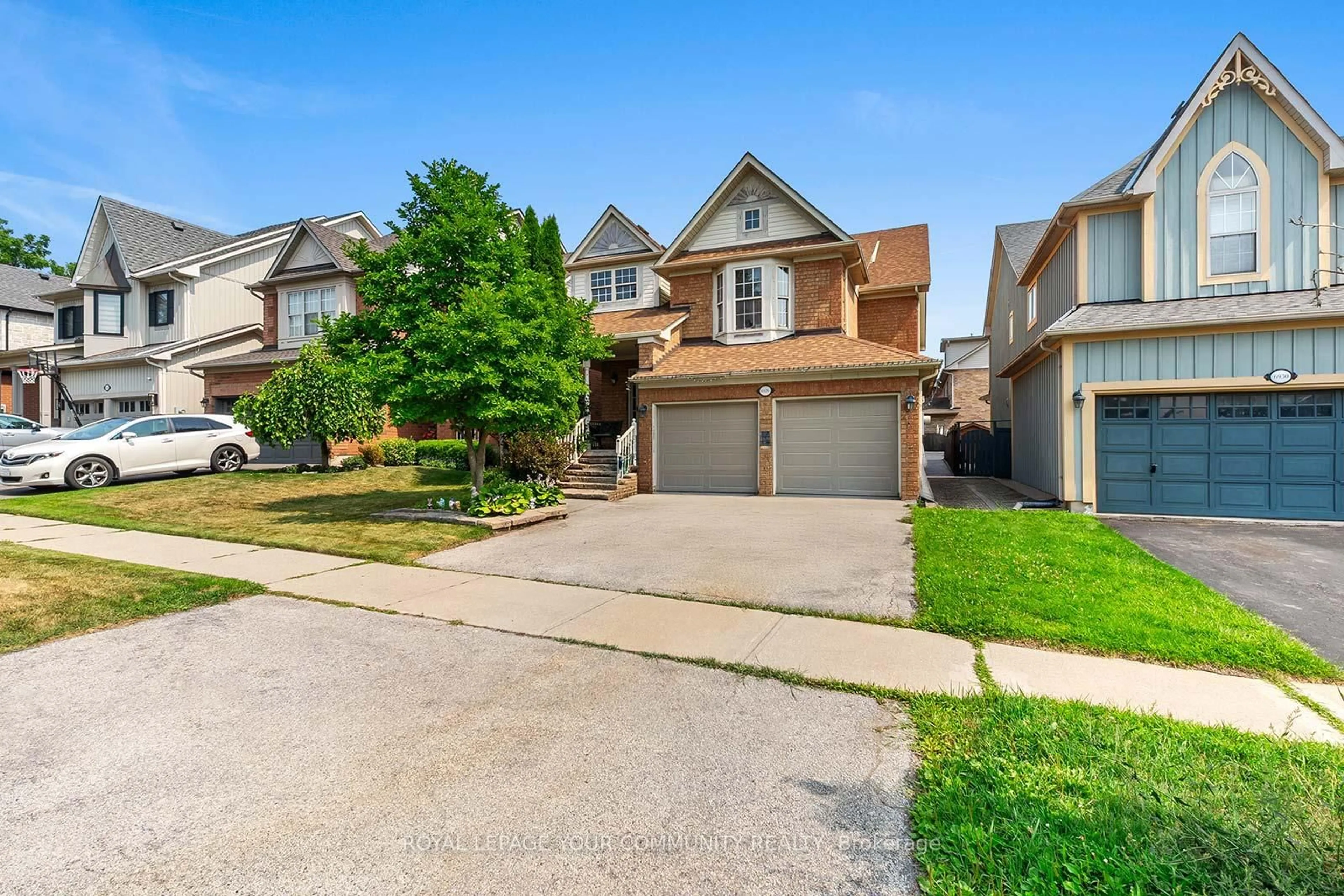 A pic from outside/outdoor area/front of a property/back of a property/a pic from drone, street for 6926 Early Settler Row, Mississauga Ontario L5W 1C1