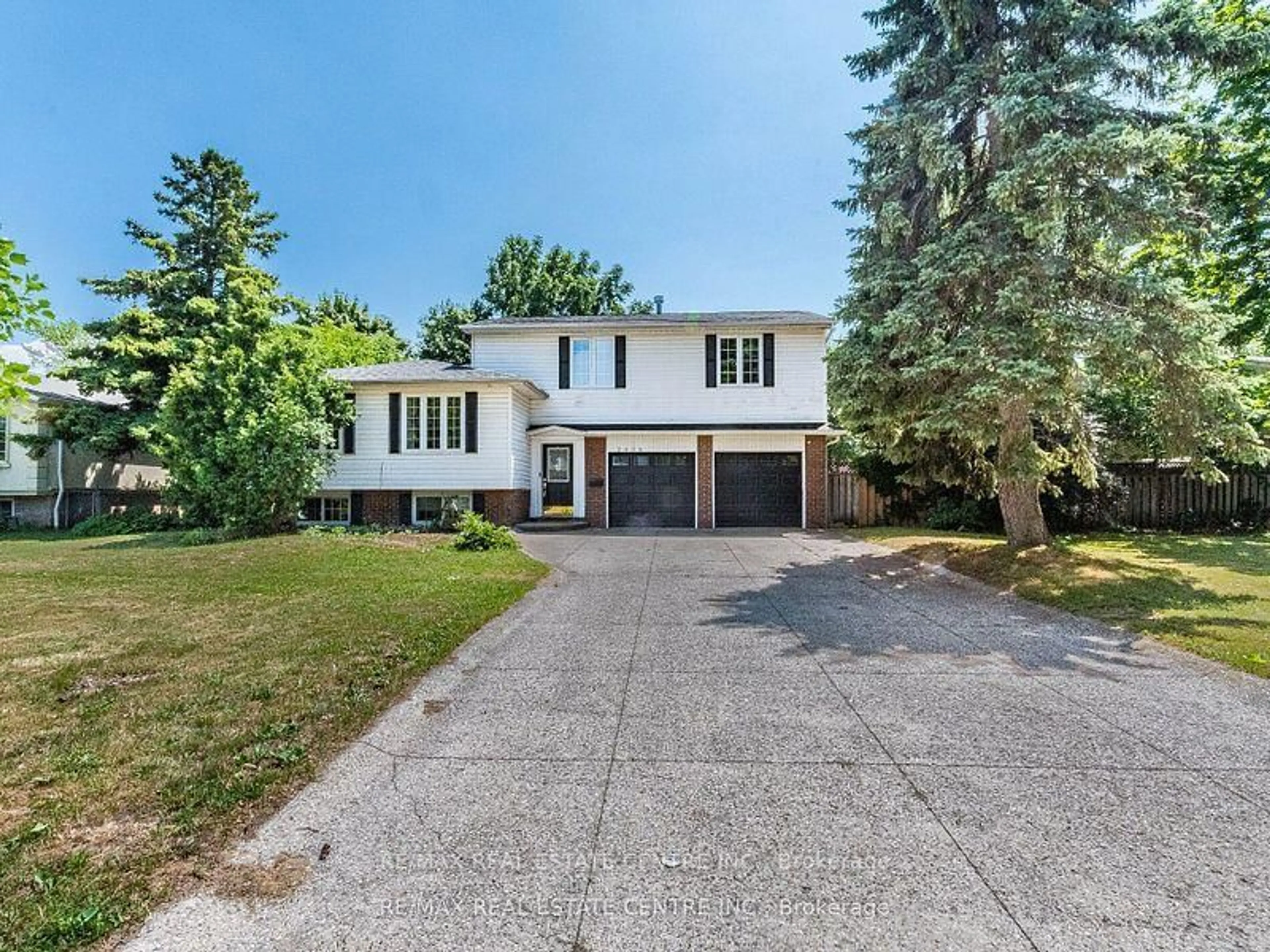 A pic from outside/outdoor area/front of a property/back of a property/a pic from drone, street for 2406 Ventura Dr, Oakville Ontario L6L 2H4