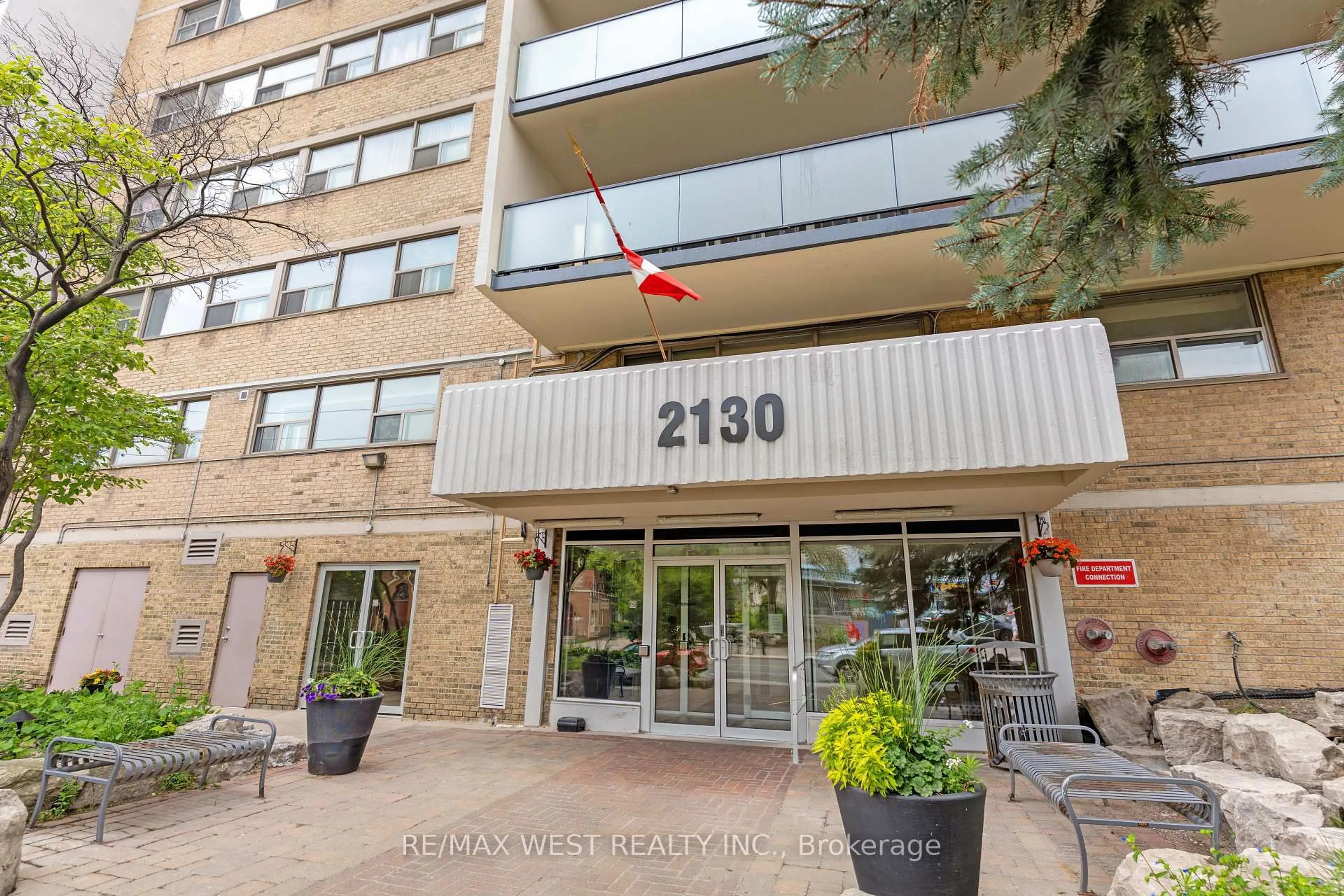 Indoor foyer for 2130 Weston Rd #404, Toronto Ontario M9N 3R9