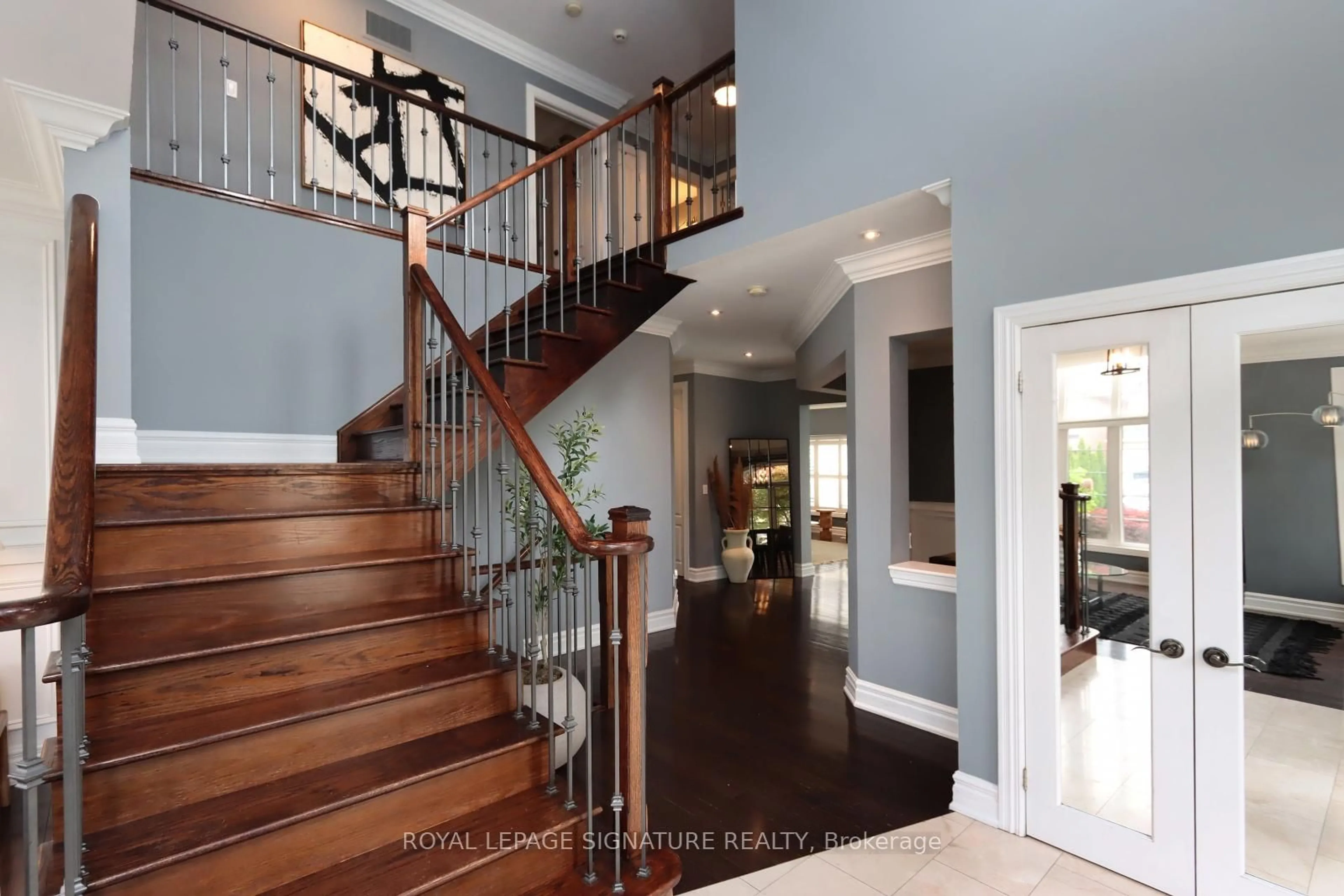 Indoor foyer for 3200 Cotter Rd, Burlington Ontario L7M 0N4