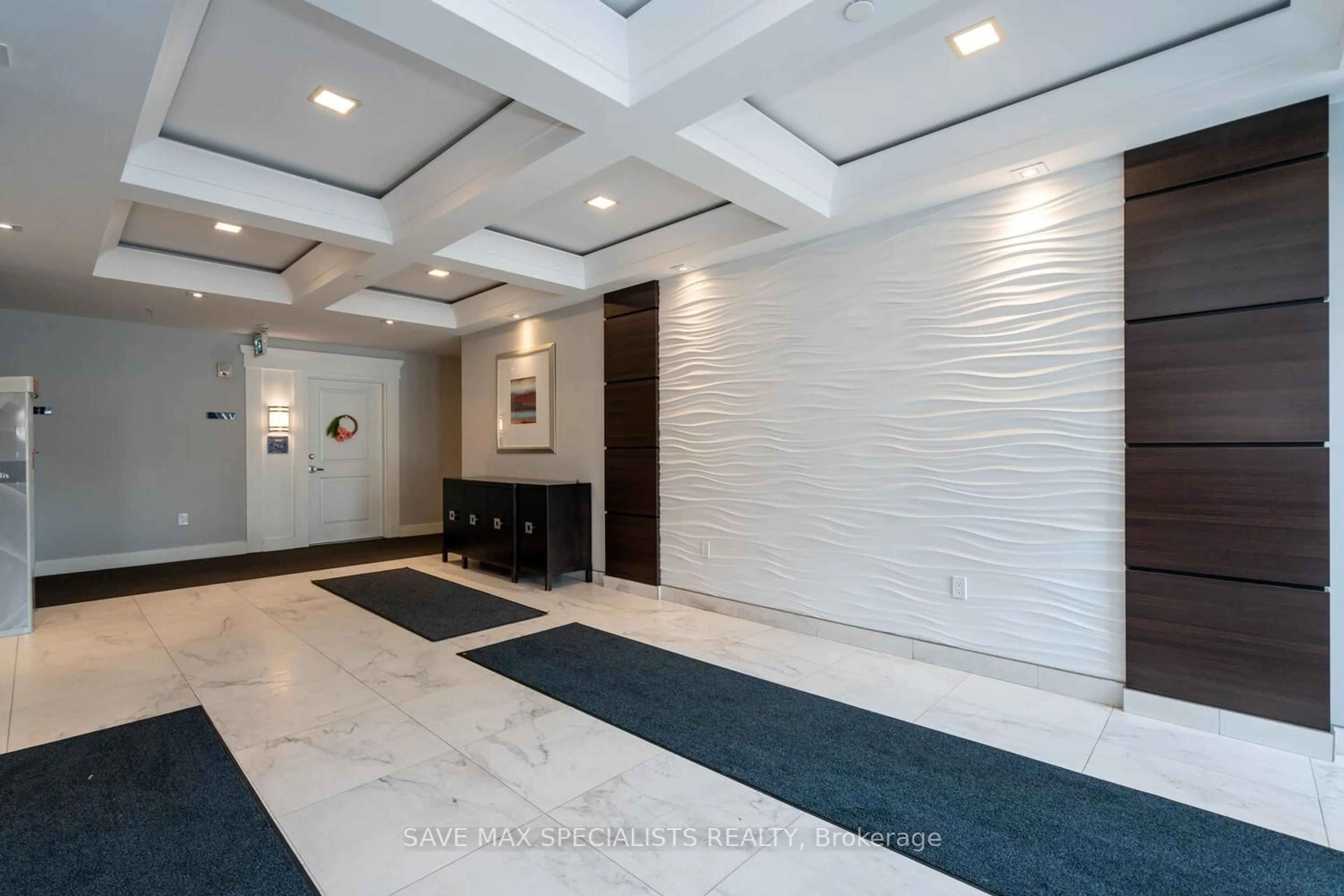 Indoor foyer for 640 Sauve St #422, Milton Ontario L9T 8M4