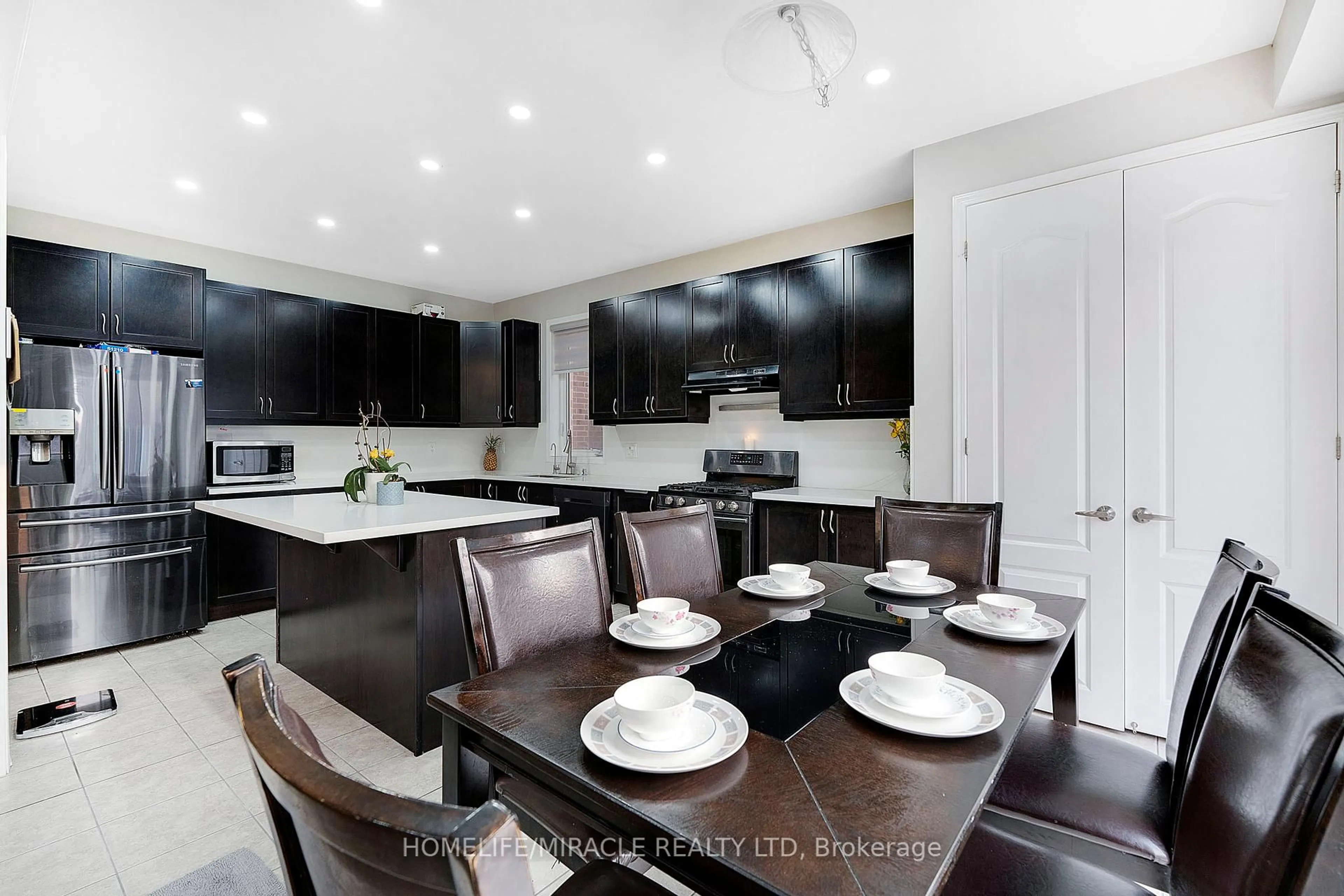Open concept kitchen, unknown for 69 Mincing Tr, Brampton Ontario L7A 4S9
