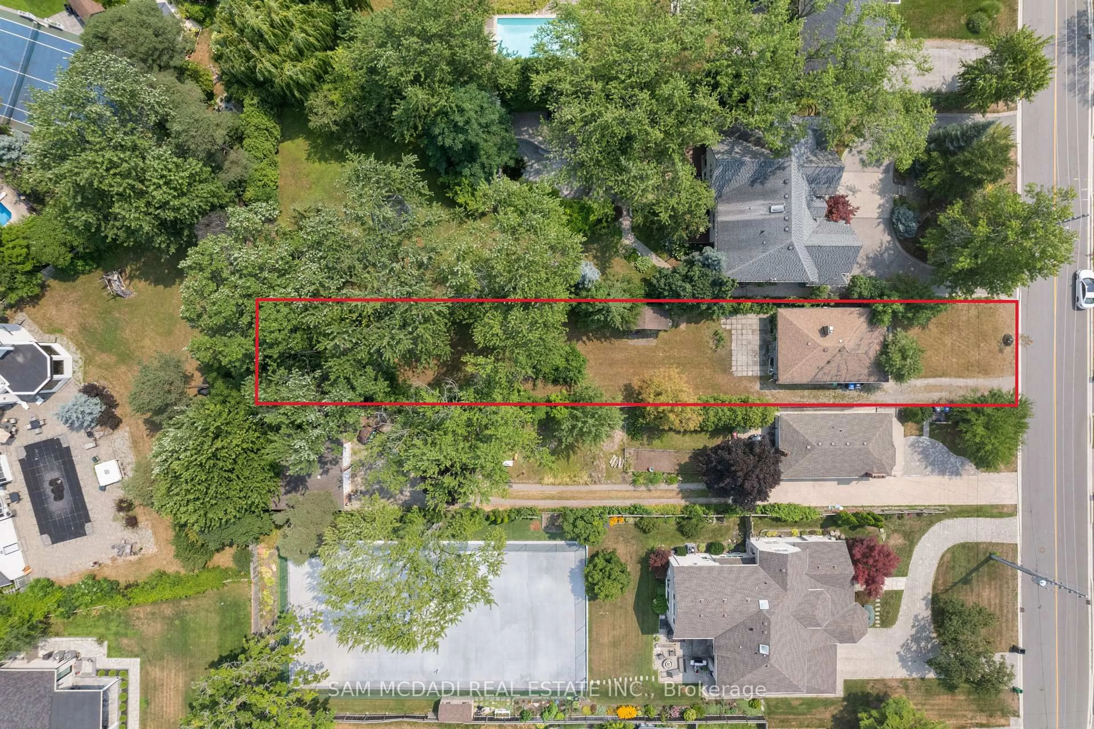 A pic from outside/outdoor area/front of a property/back of a property/a pic from drone, street for 1503 Indian Grve, Mississauga Ontario L5H 2S5