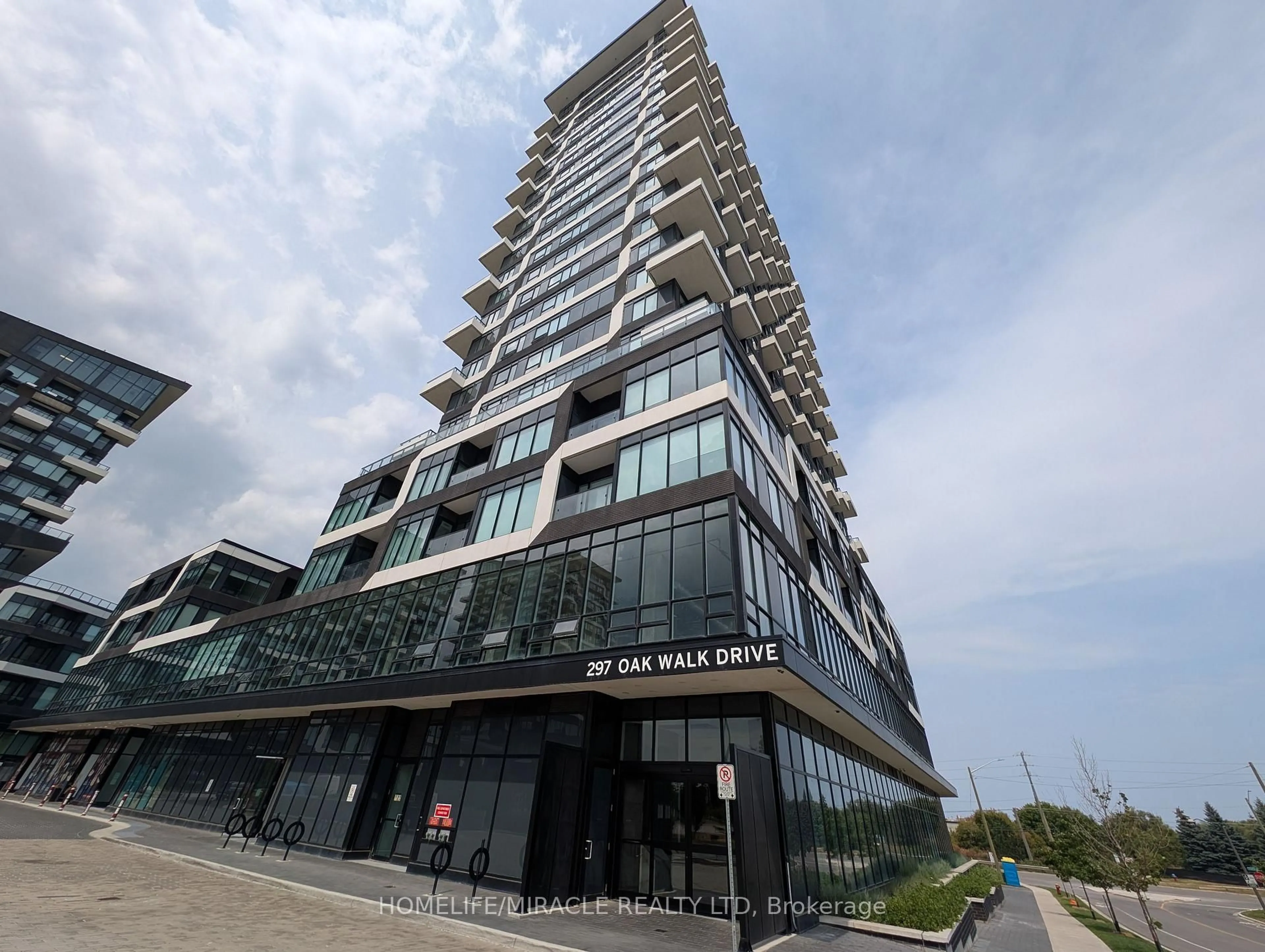 Indoor foyer for 297 Oak Walk Dr #310, Oakville Ontario L6H 6Z3