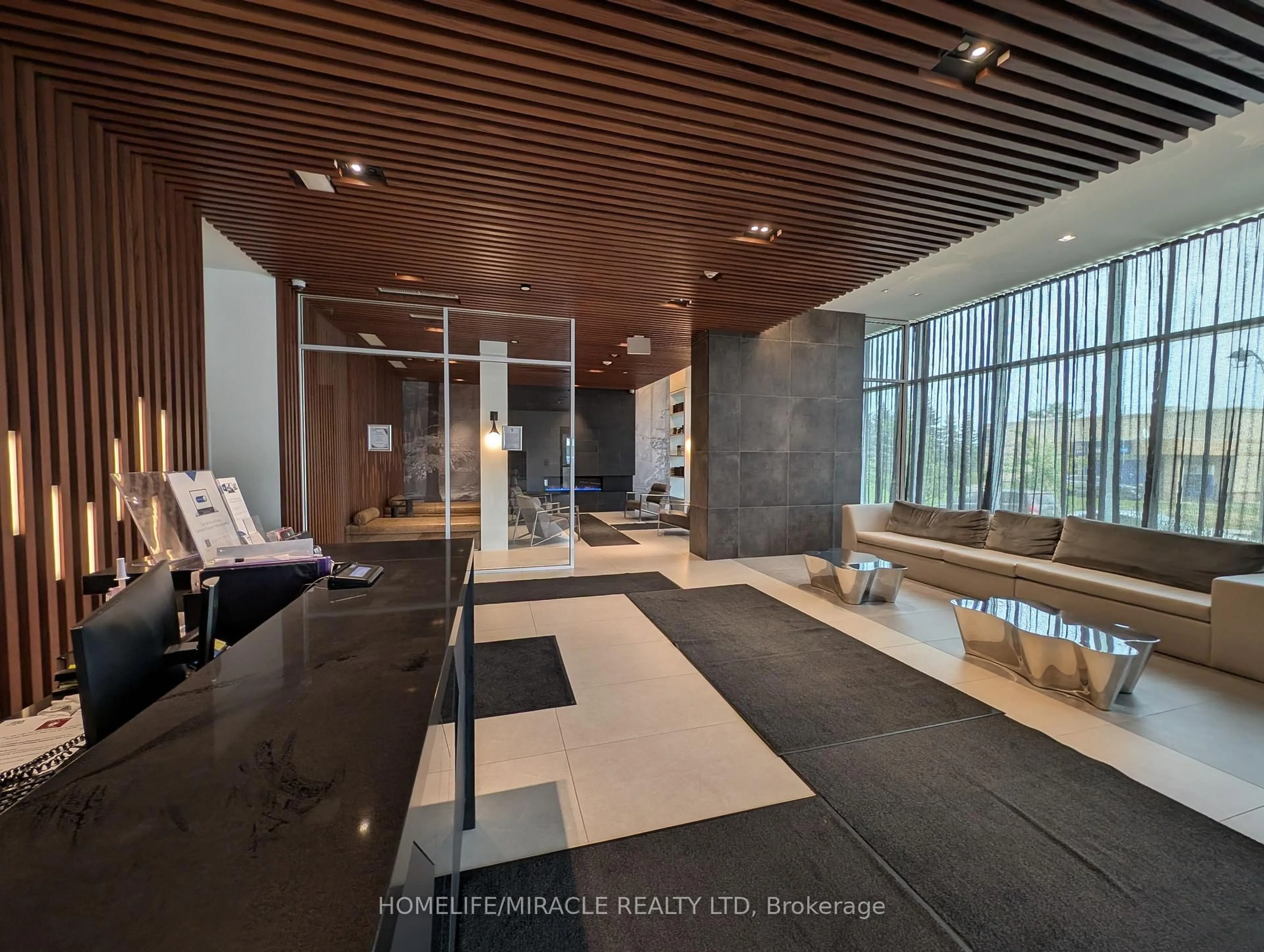 Indoor foyer for 297 Oak Walk Dr #310, Oakville Ontario L6H 6Z3