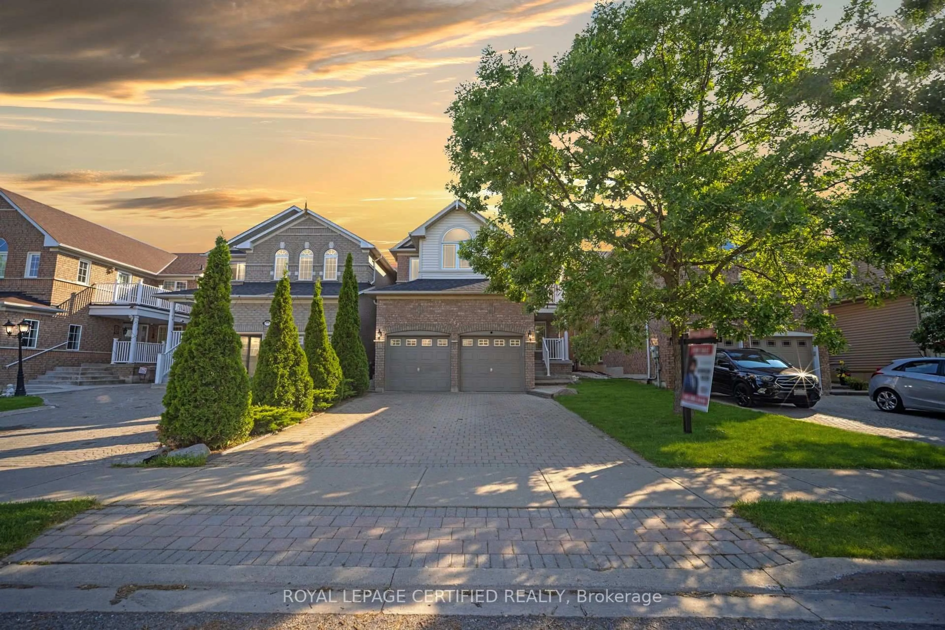 A pic from outside/outdoor area/front of a property/back of a property/a pic from drone, street for 252 Vintage Gate, Brampton Ontario L6X 5B7