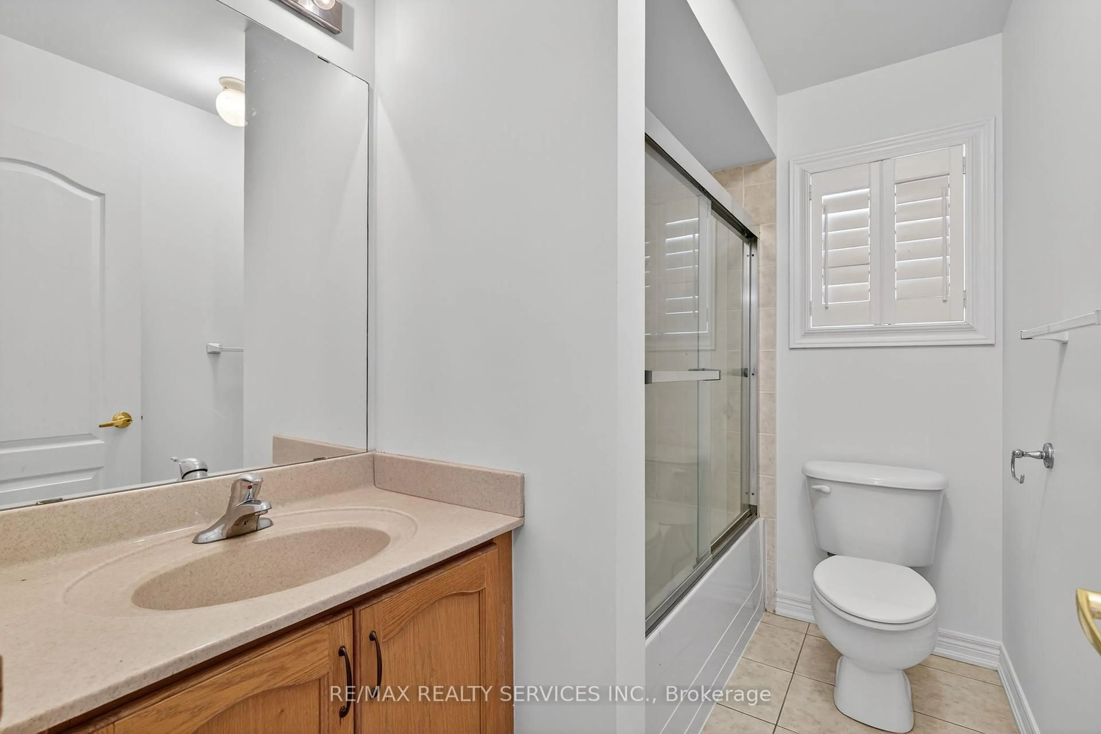 Standard bathroom, ceramic/tile floor for 18 Fishing Cres, Brampton Ontario L6V 4T4