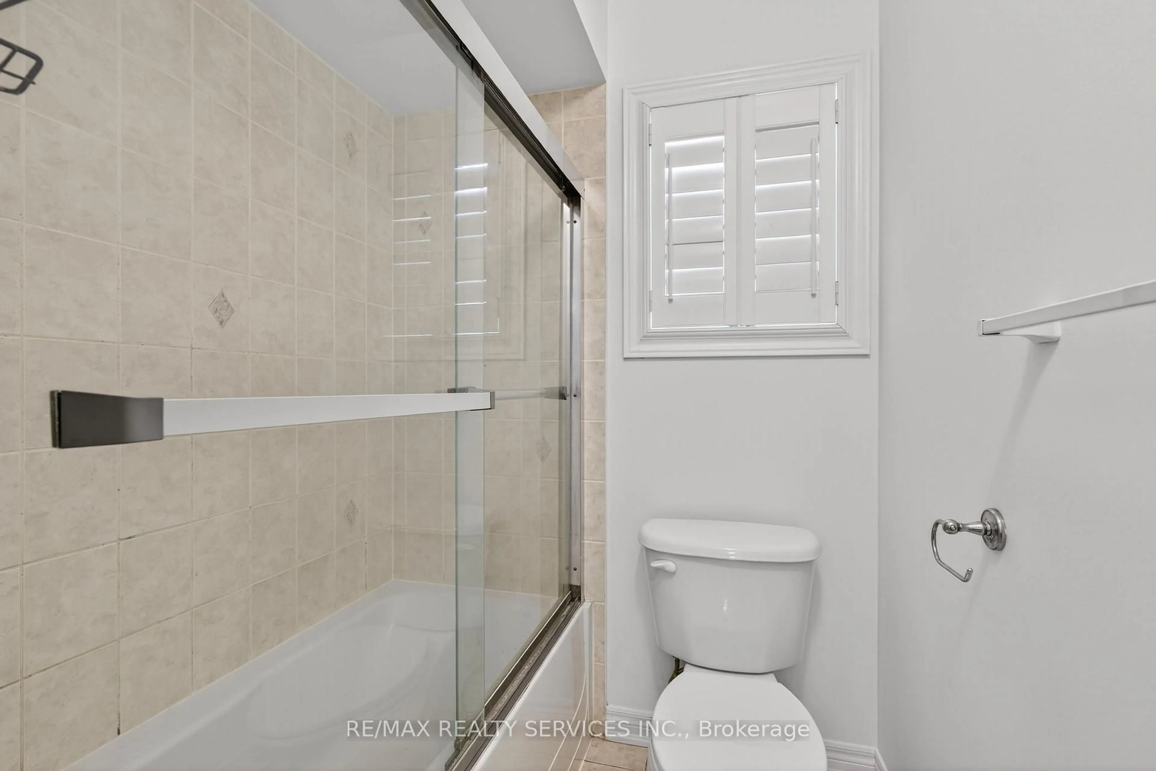 Standard bathroom, ceramic/tile floor for 18 Fishing Cres, Brampton Ontario L6V 4T4