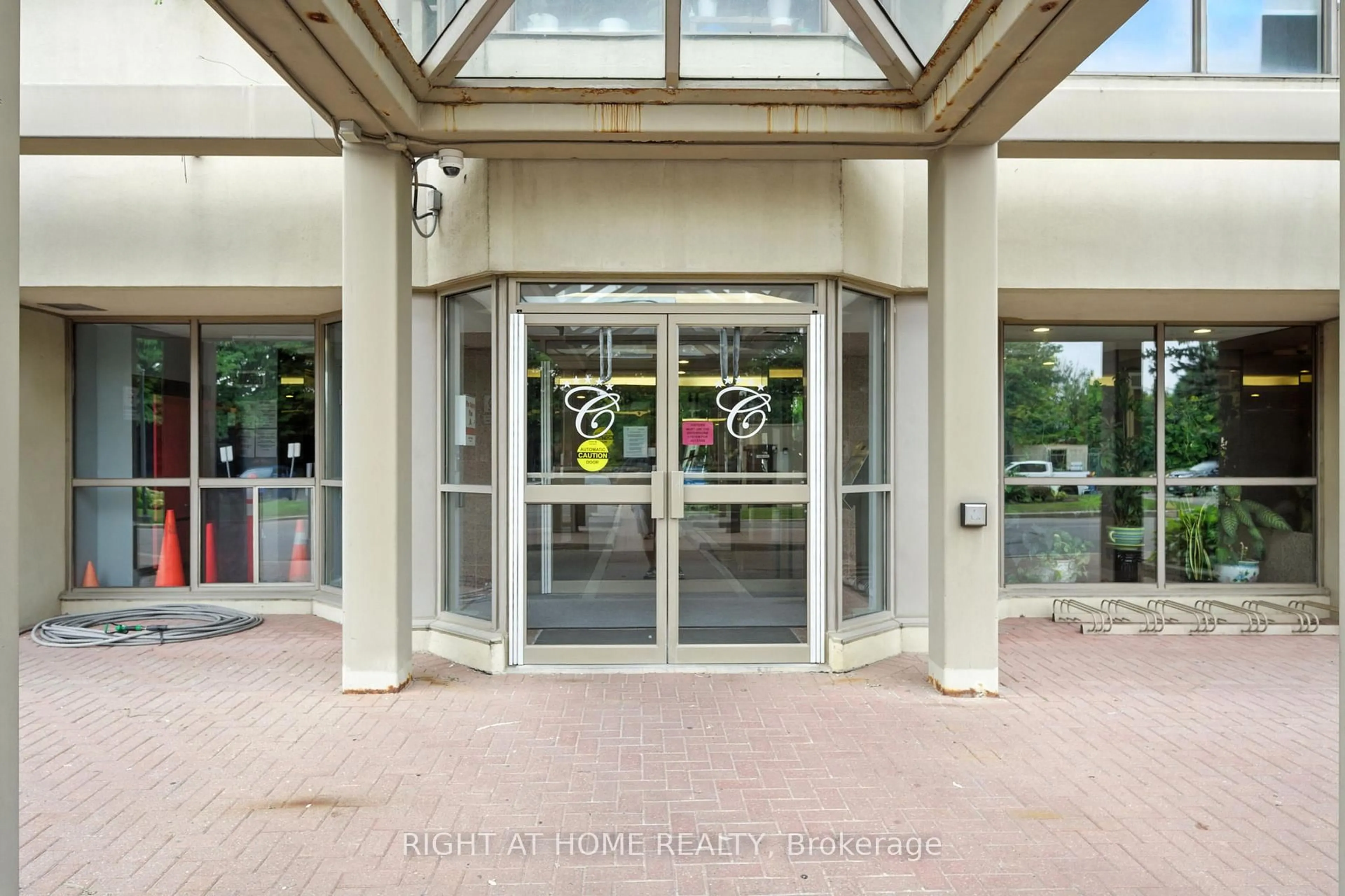 Indoor foyer for 700 Constellation Dr #510, Mississauga Ontario L5R 3G8