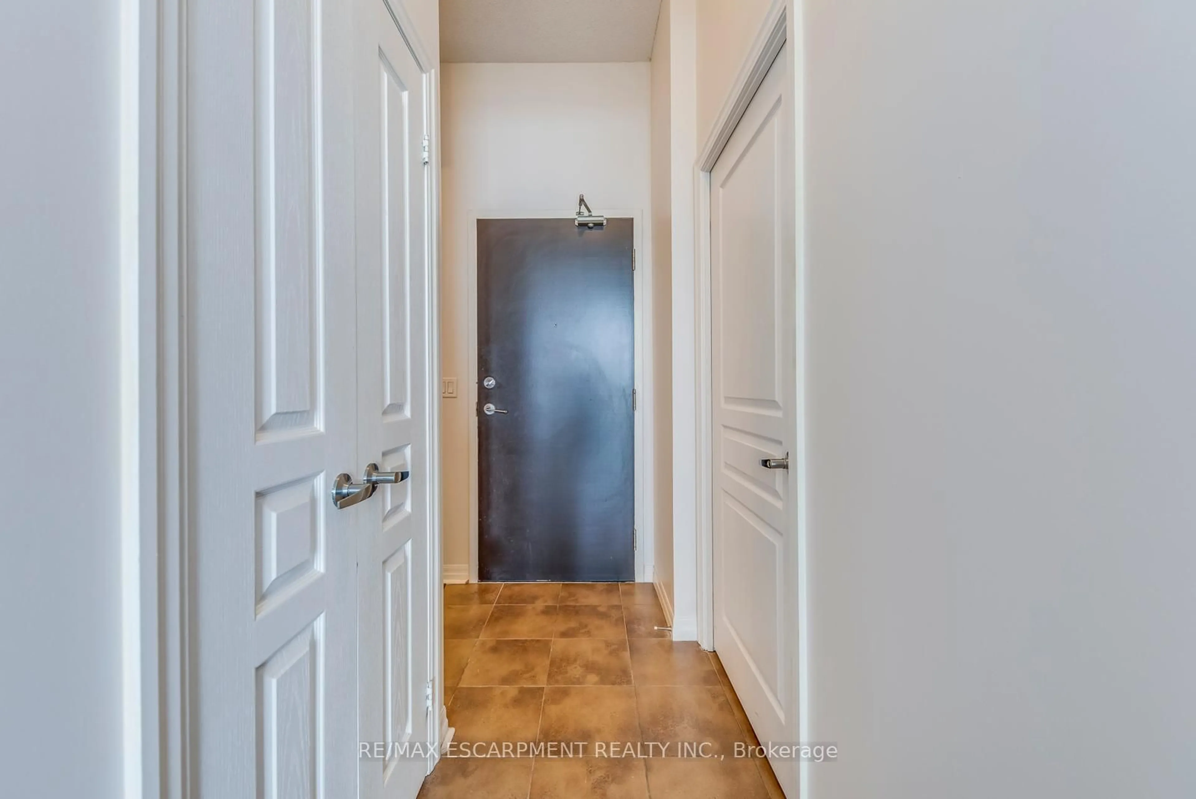 Indoor entryway for 225 Webb Dr #3607, Mississauga Ontario L5B 4P2