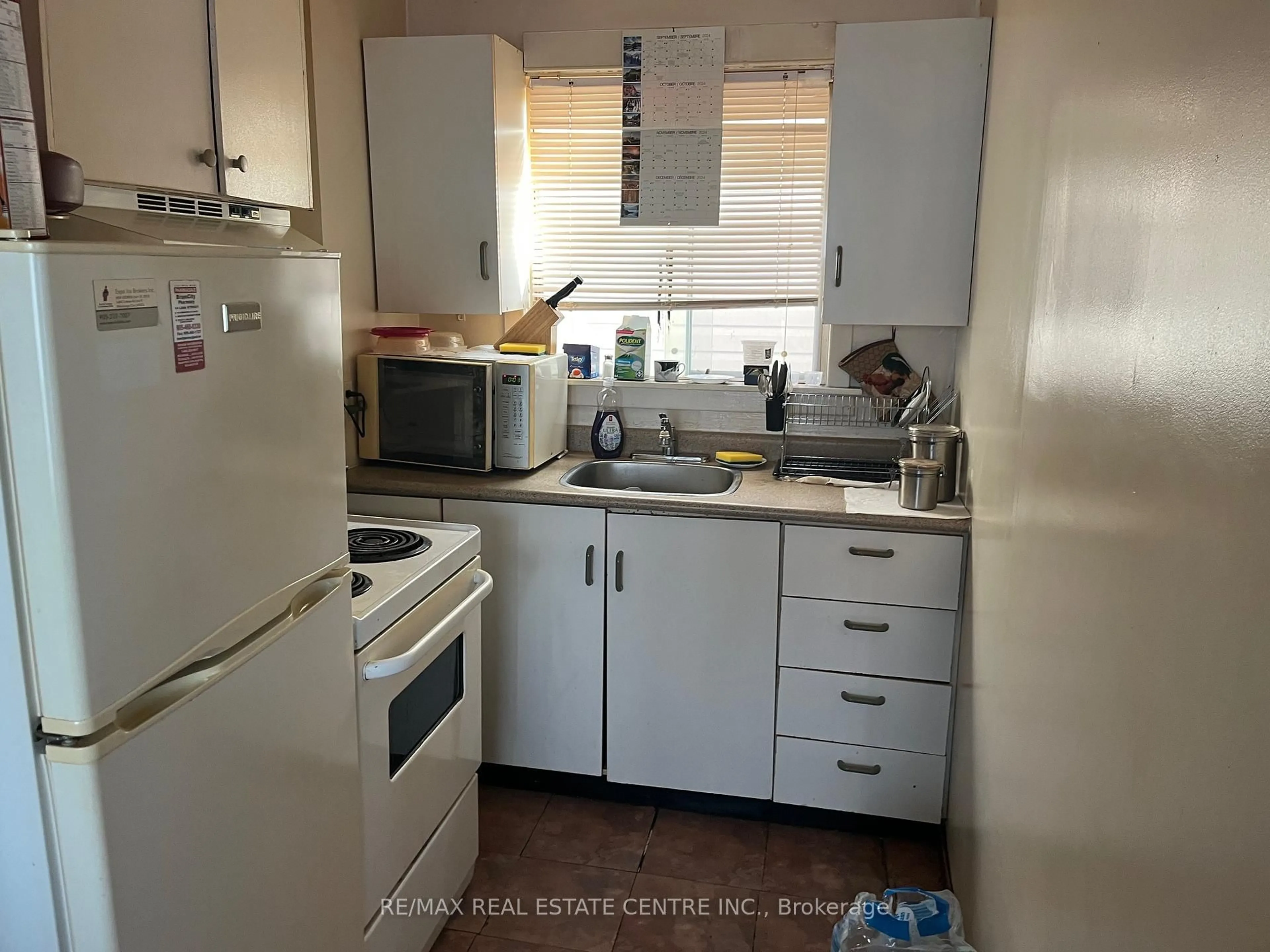 Standard kitchen, unknown for 4 Eastern Ave, Brampton Ontario L6W 1X6