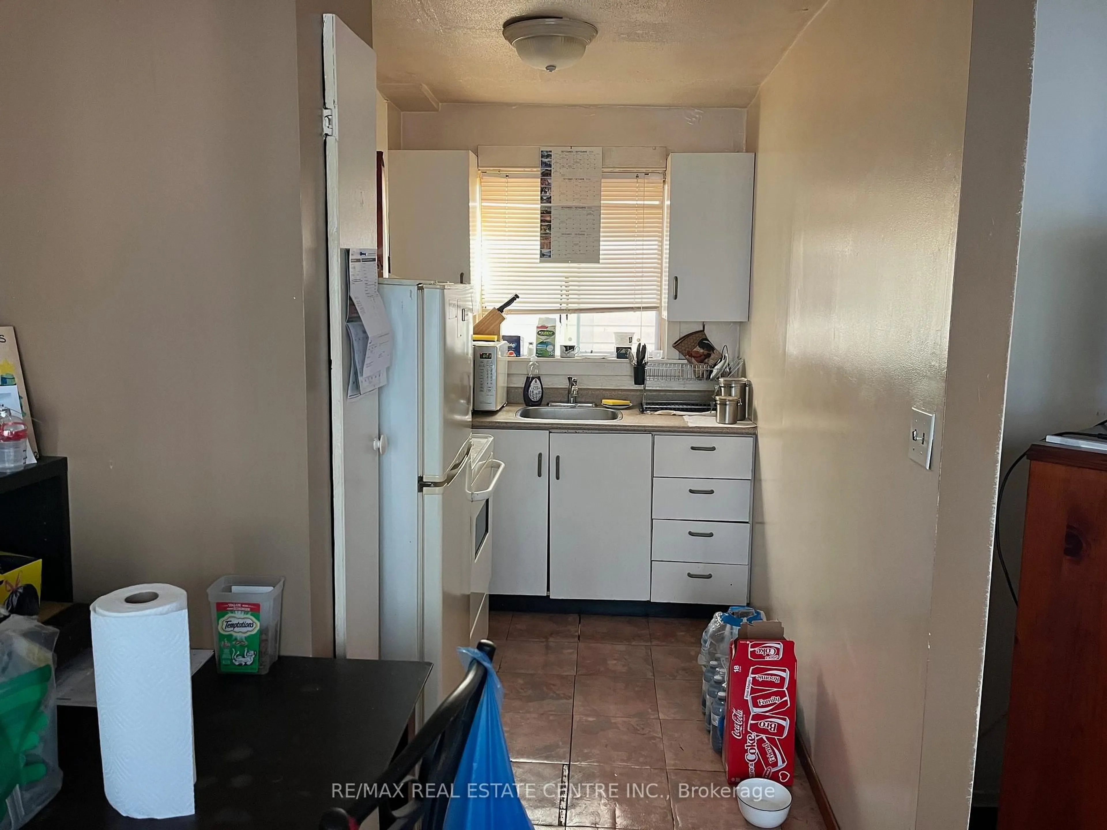 Standard kitchen, unknown for 4 Eastern Ave, Brampton Ontario L6W 1X6