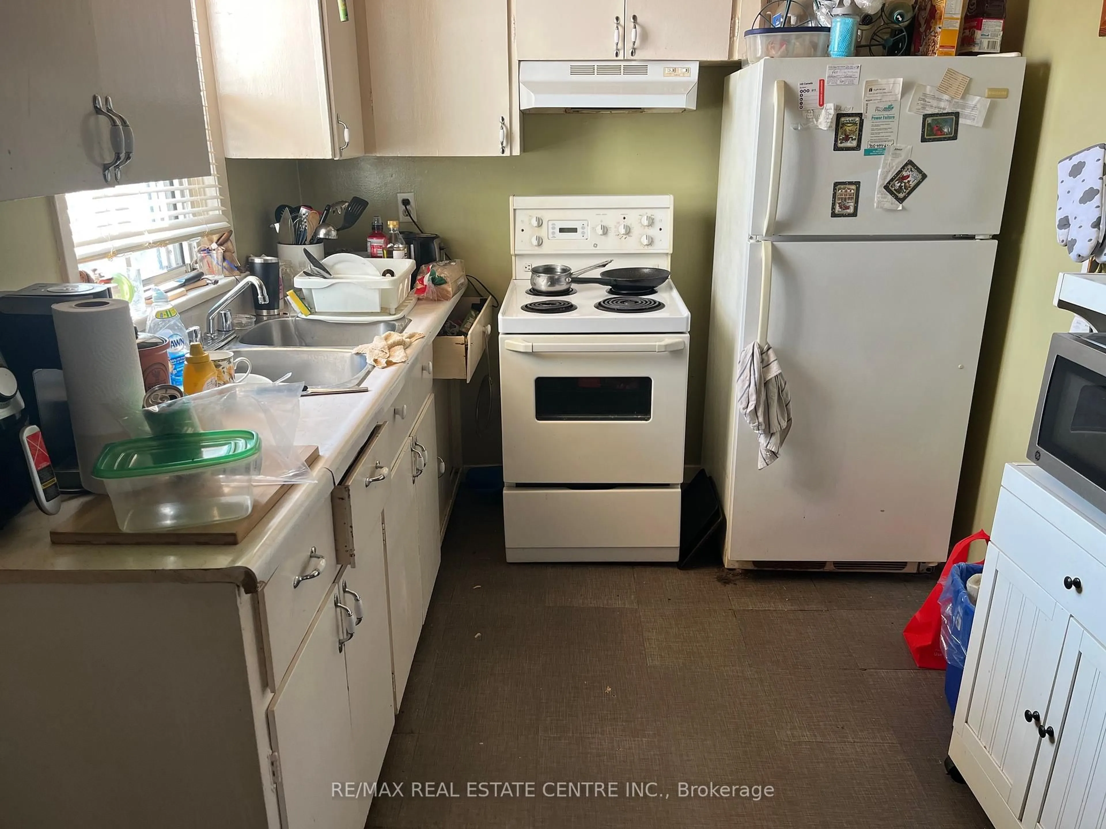 Standard kitchen, unknown for 36 Trueman St, Brampton Ontario L6W 3B3