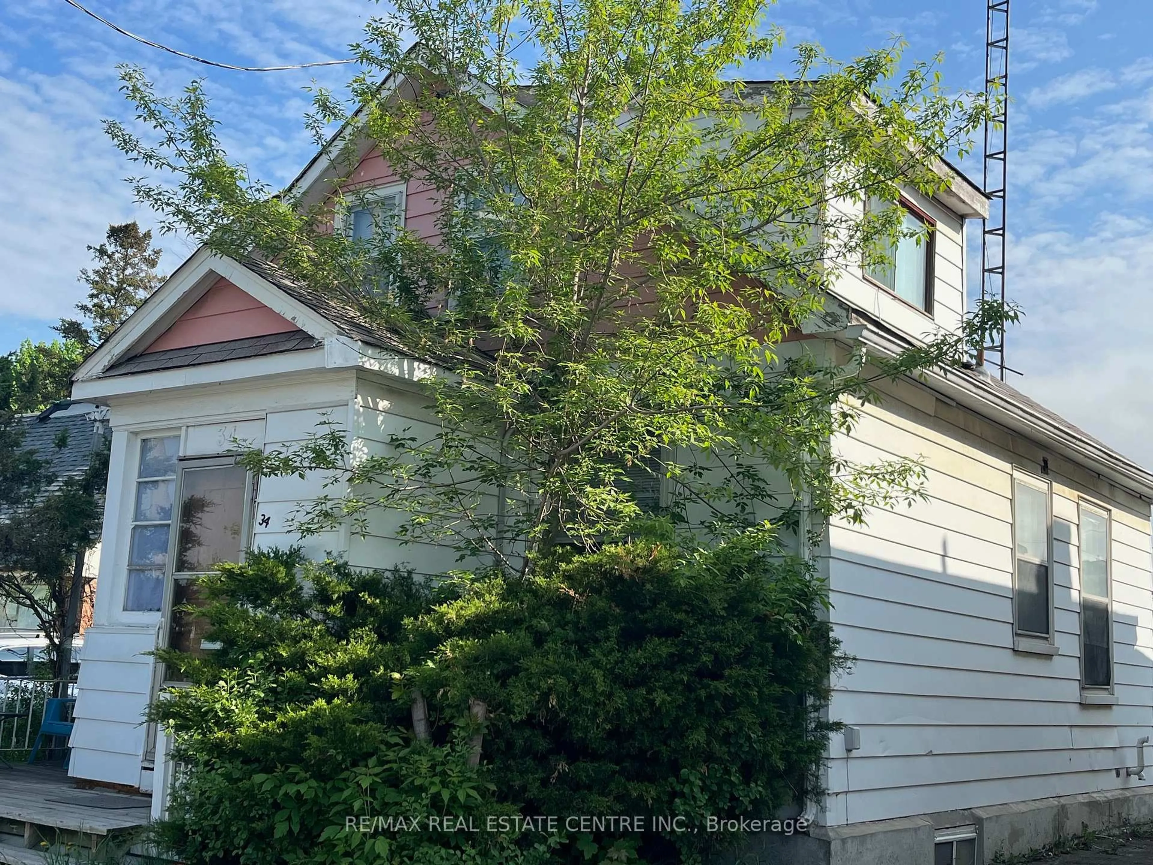 Home with vinyl exterior material, street for 34 Trueman St, Brampton Ontario L6W 3B3
