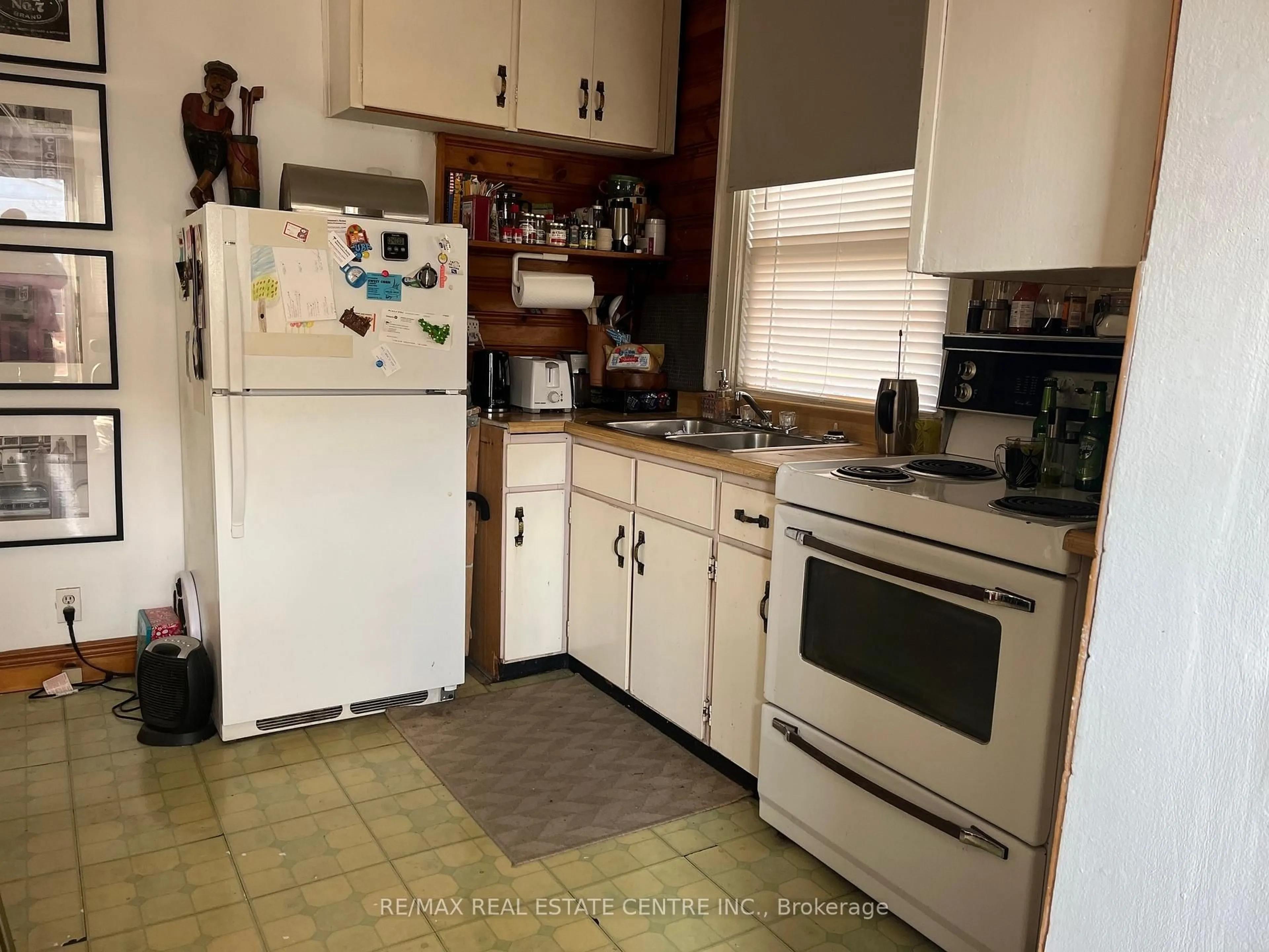 Standard kitchen, unknown for 34 Trueman St, Brampton Ontario L6W 3B3