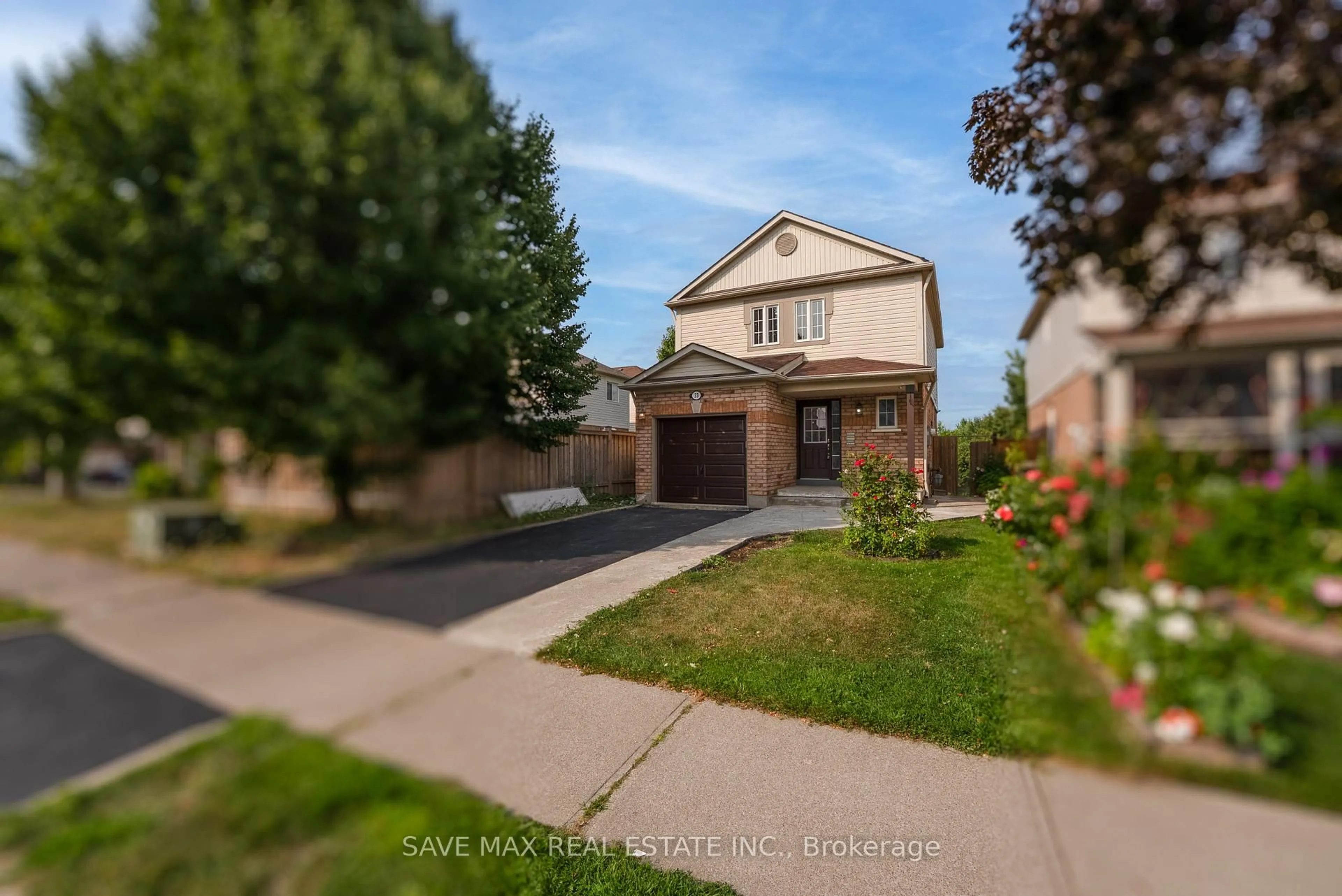 A pic from outside/outdoor area/front of a property/back of a property/a pic from drone, street for 33 Heathwood Dr, Brampton Ontario L7A 1Y6
