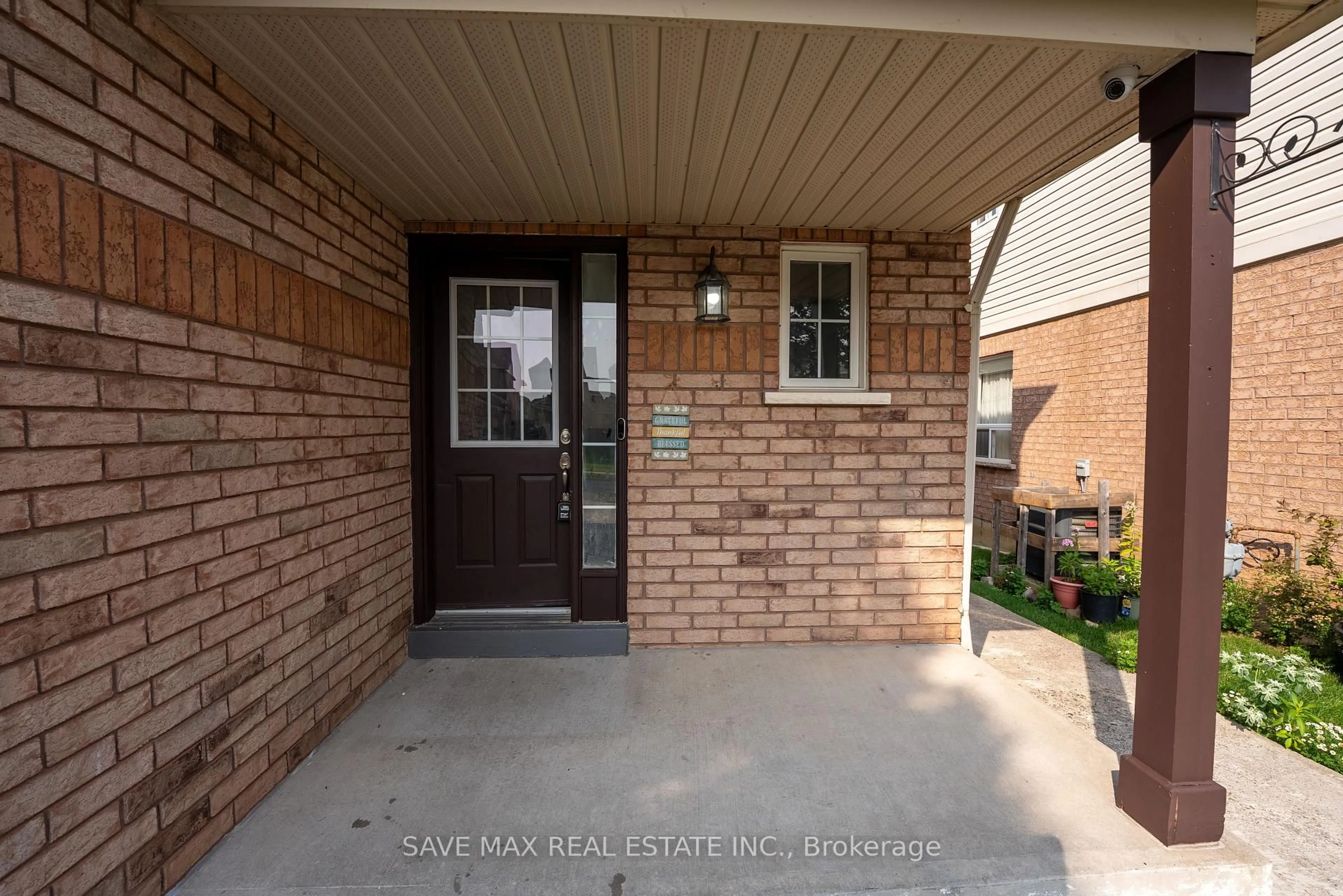 Indoor entryway for 33 Heathwood Dr, Brampton Ontario L7A 1Y6