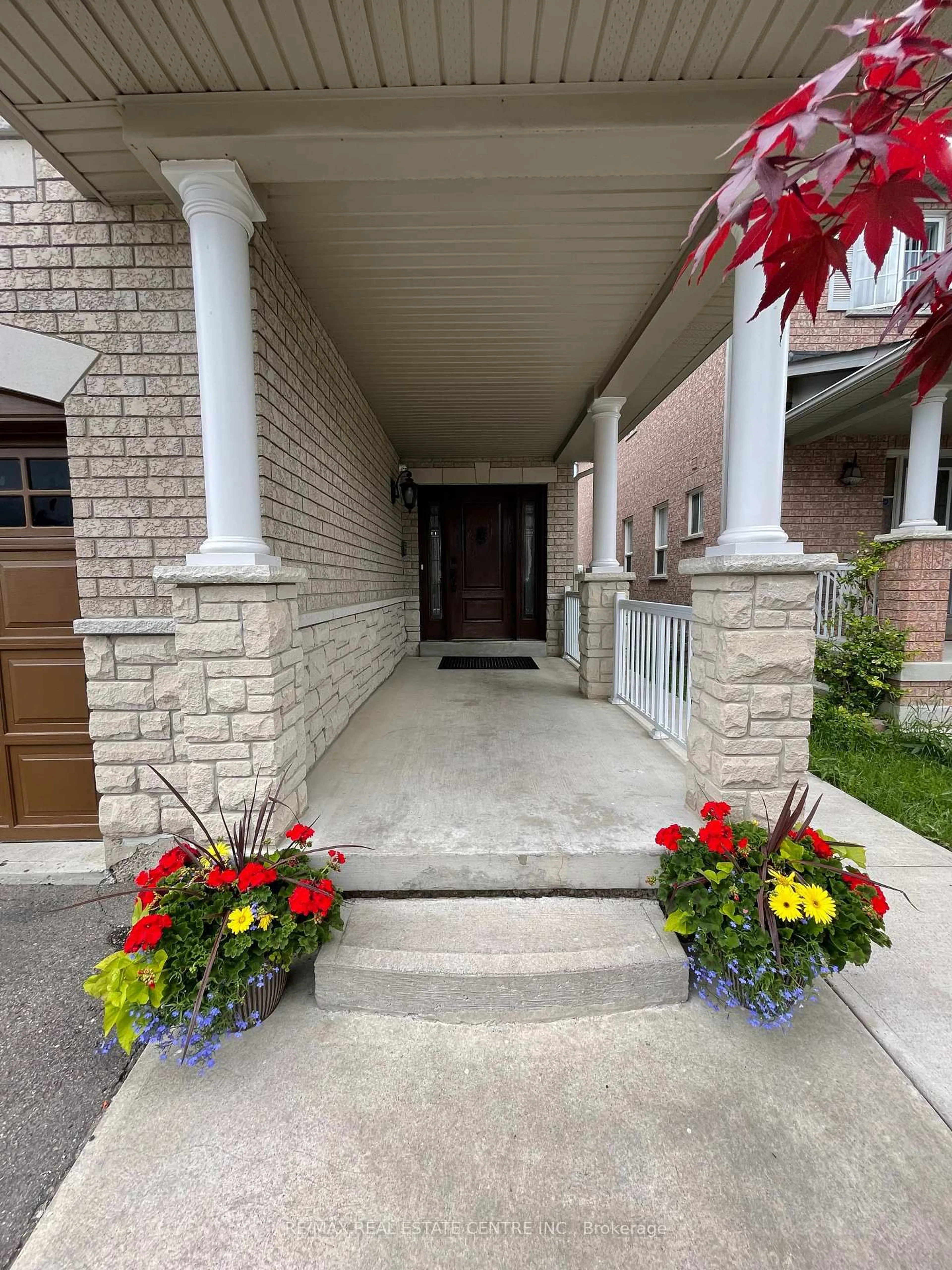 Indoor entryway for 9 Amethyst Circ, Brampton Ontario L6P 0Z7