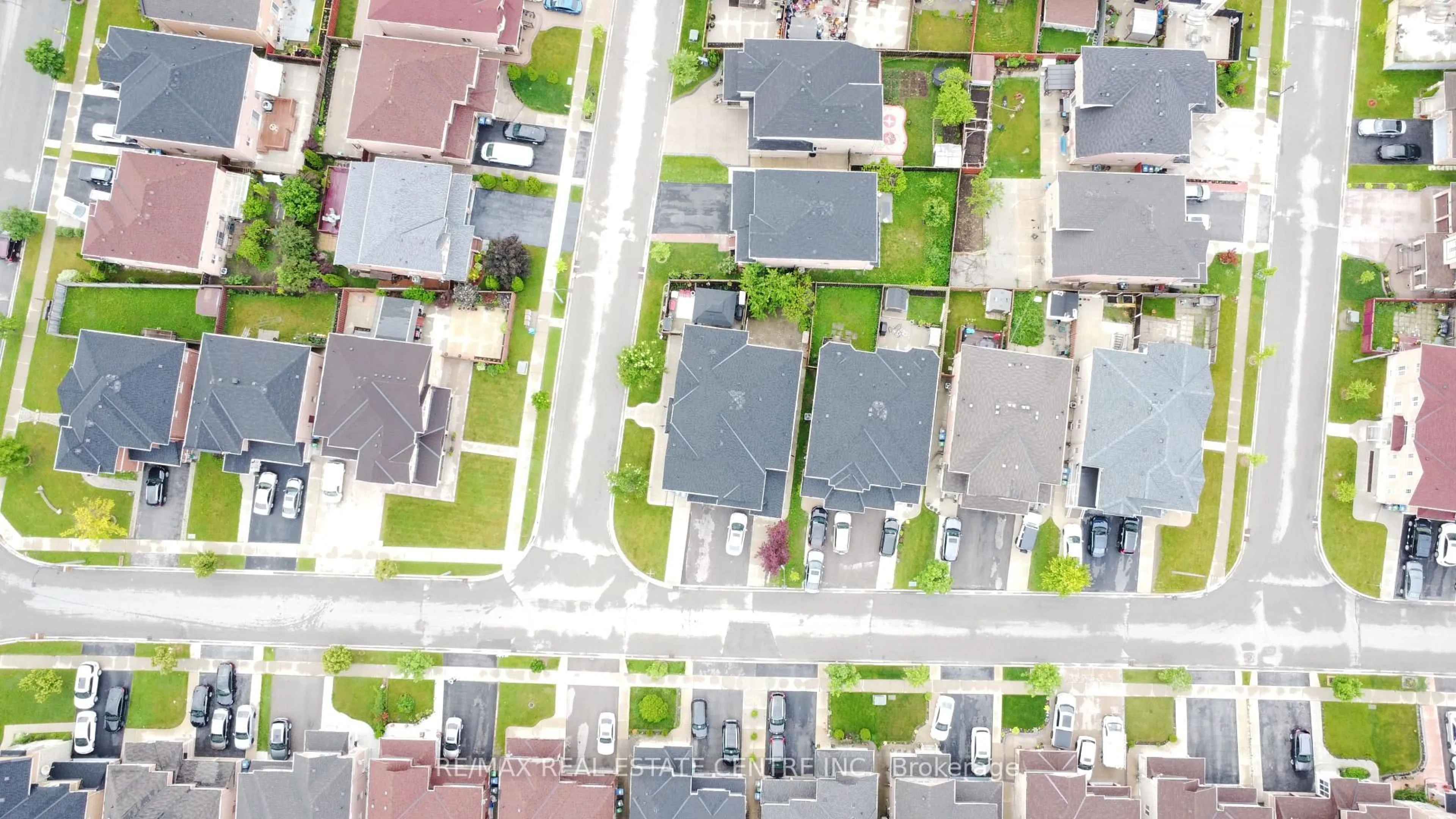 A pic from outside/outdoor area/front of a property/back of a property/a pic from drone, street for 9 Amethyst Circ, Brampton Ontario L6P 0Z7