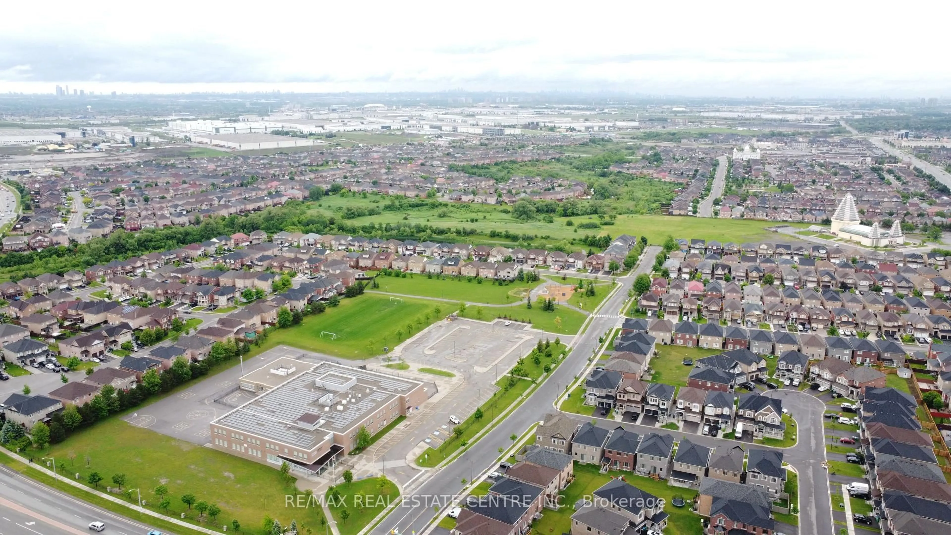 A pic from outside/outdoor area/front of a property/back of a property/a pic from drone, street for 9 Amethyst Circ, Brampton Ontario L6P 0Z7