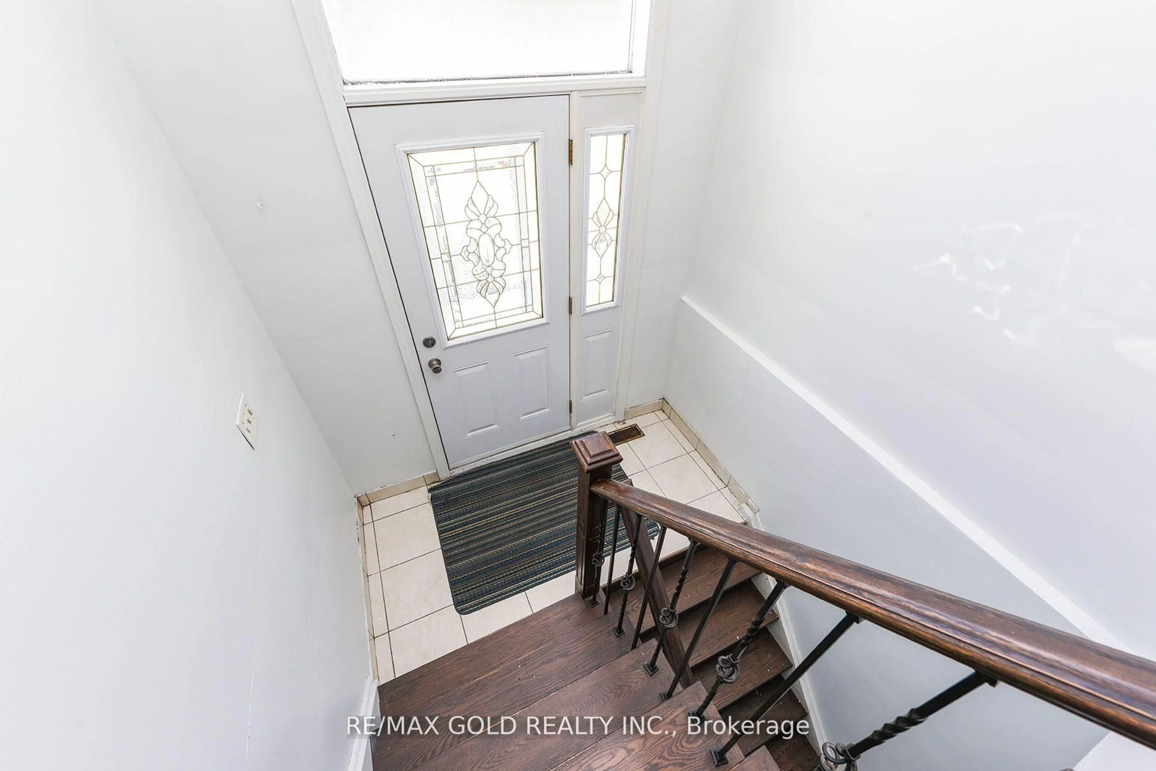 Indoor entryway for 3110 HAROLD SHEARD Dr, Mississauga Ontario L4T 1V5
