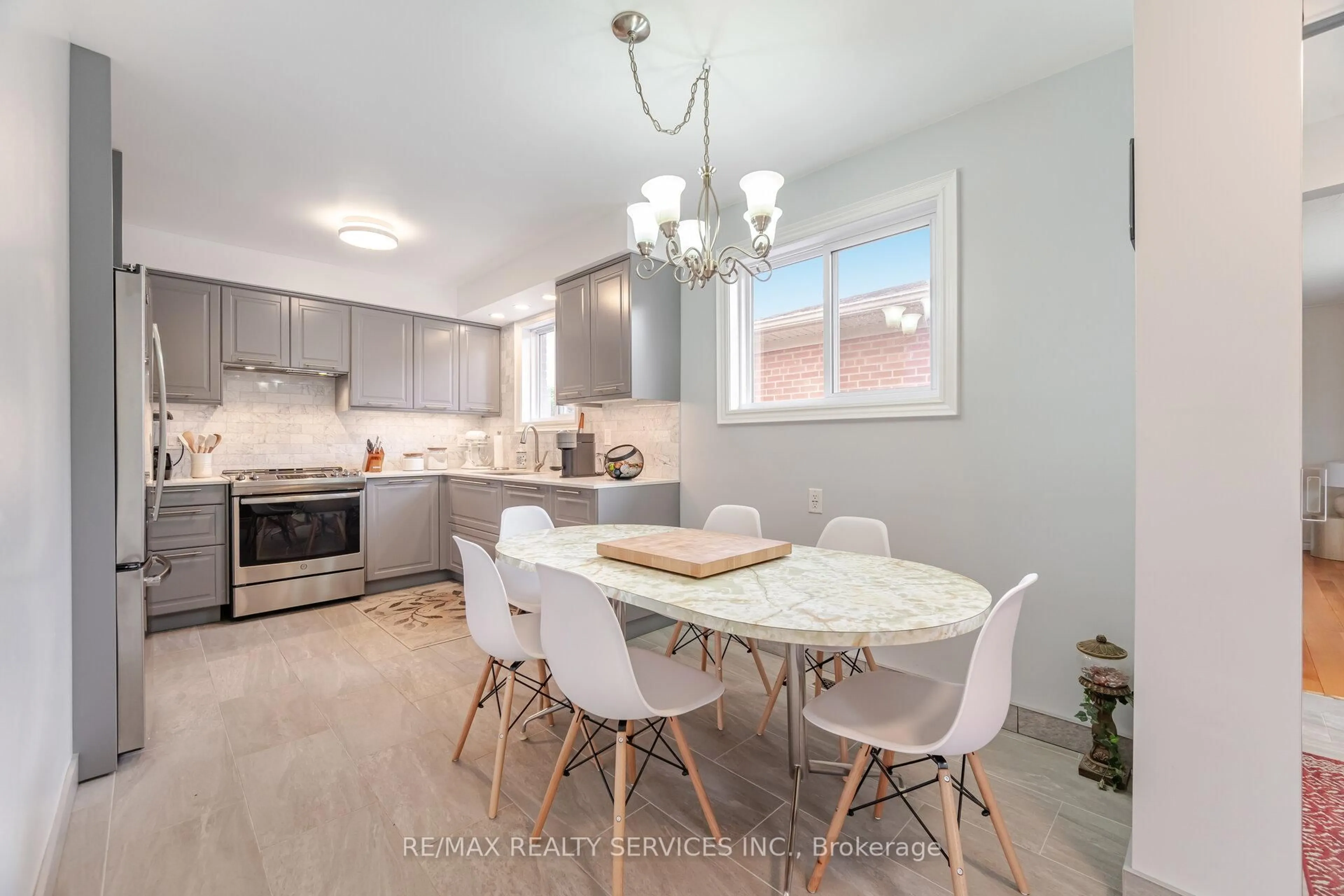 Open concept kitchen, ceramic/tile floor for 7541 Darcel Ave, Mississauga Ontario L4T 2X6