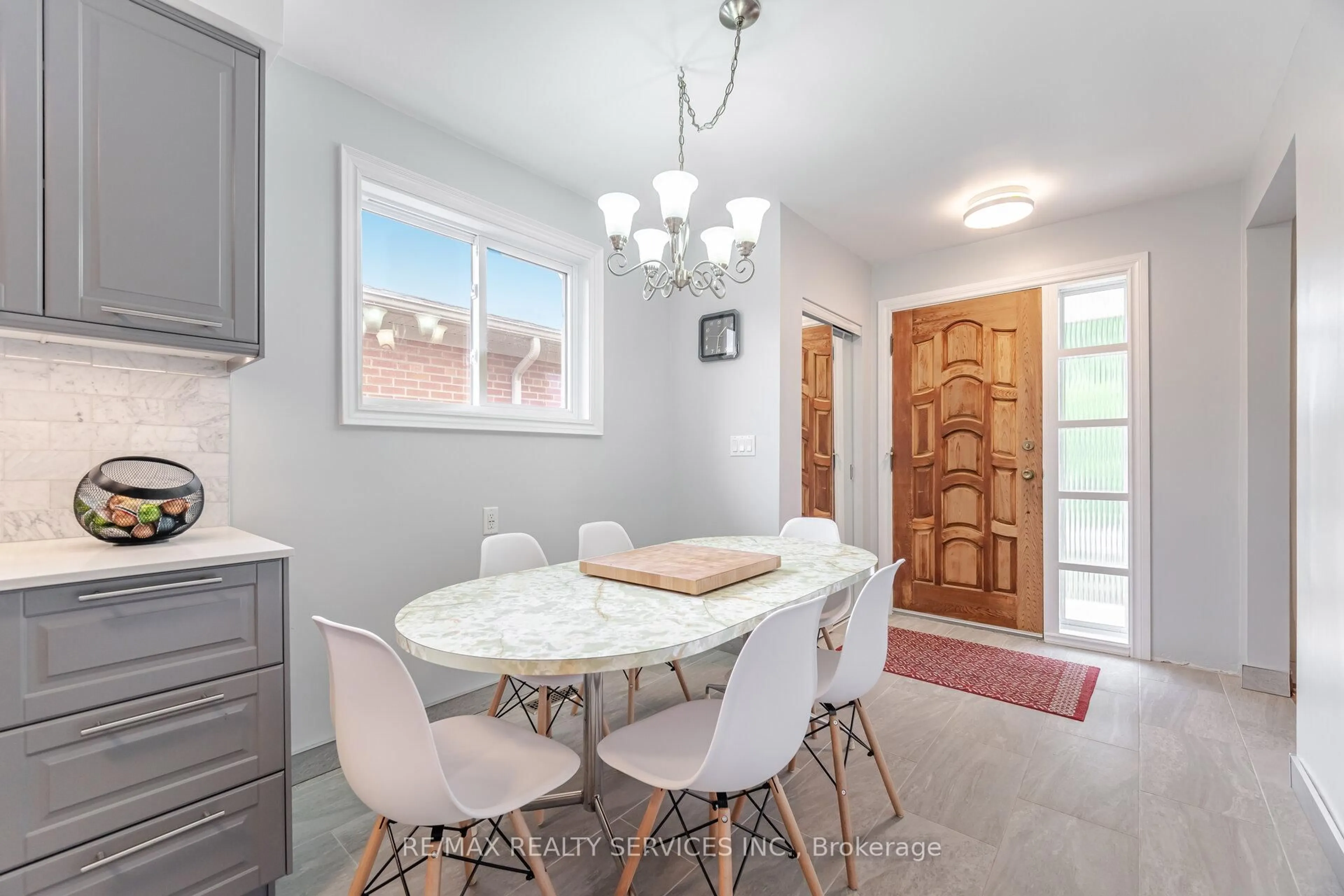 Dining room, ceramic/tile floor for 7541 Darcel Ave, Mississauga Ontario L4T 2X6