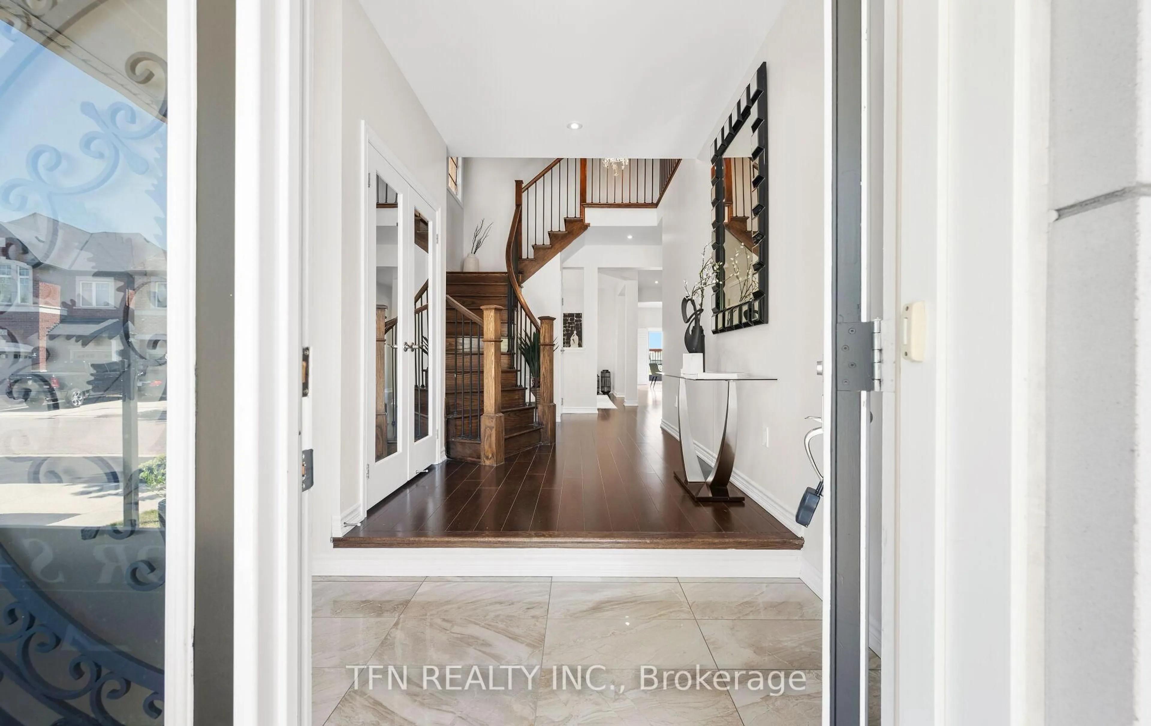 Indoor entryway for 46 Lola Cres, Brampton Ontario L7A 4J8