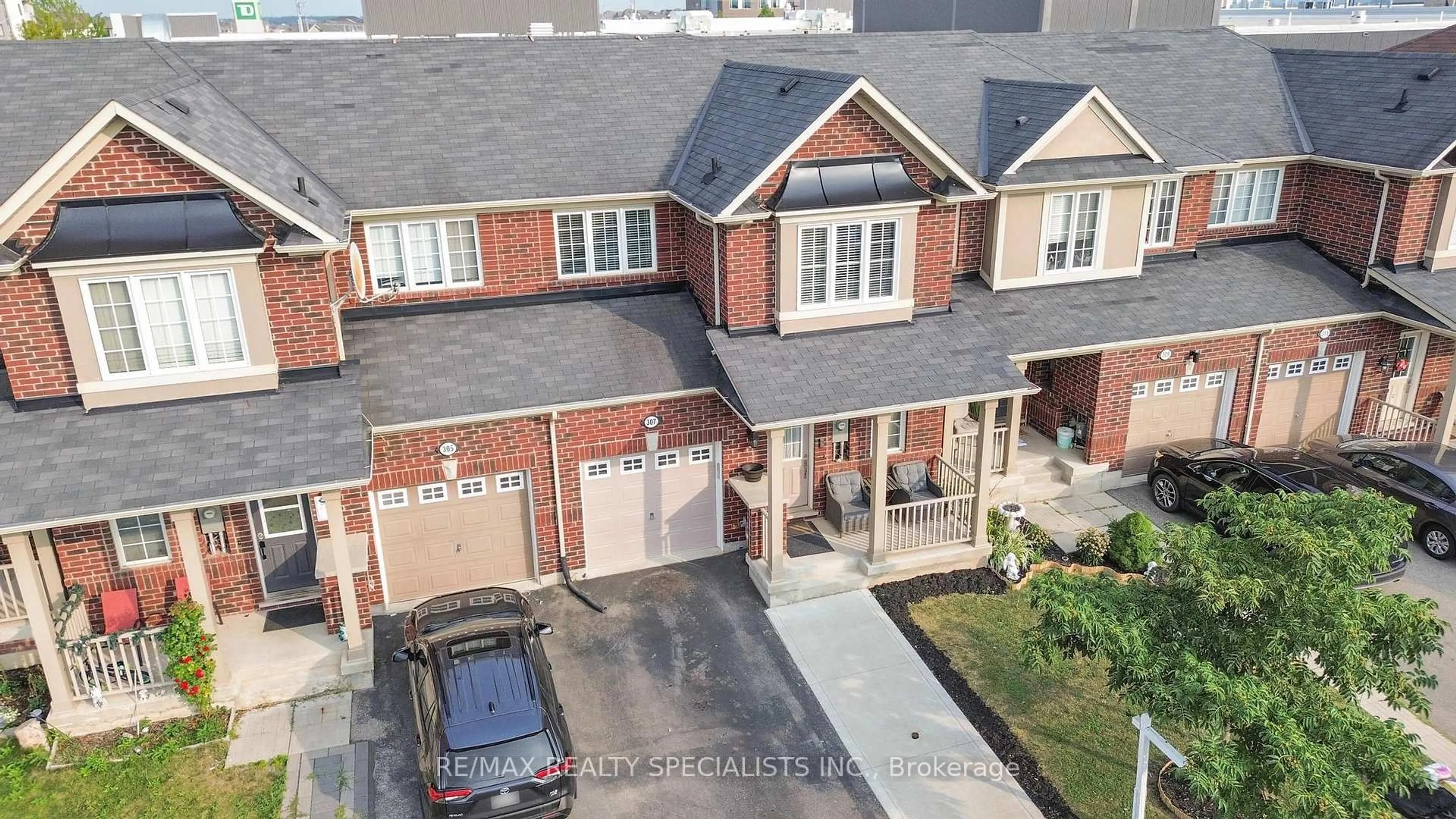 A pic from outside/outdoor area/front of a property/back of a property/a pic from drone, street for 307 Chuchmach Clse, Milton Ontario L9T 8B3