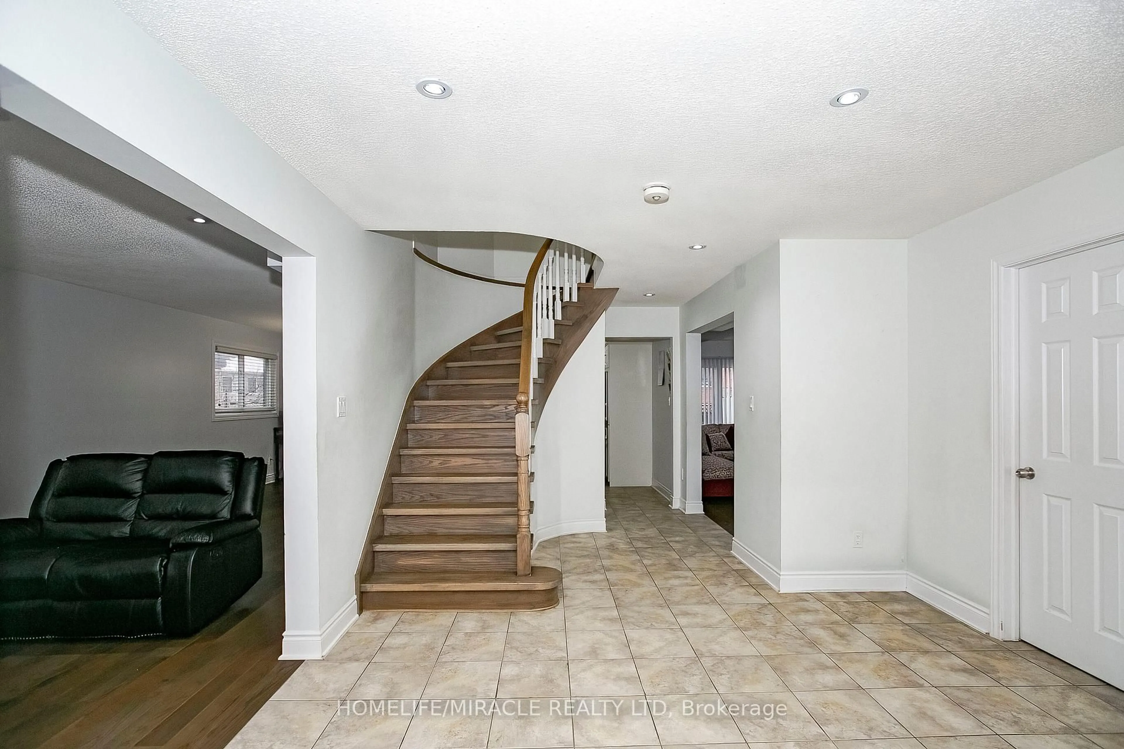 Indoor foyer for 25 Oaklea Blvd, Brampton Ontario L6Y 4H7