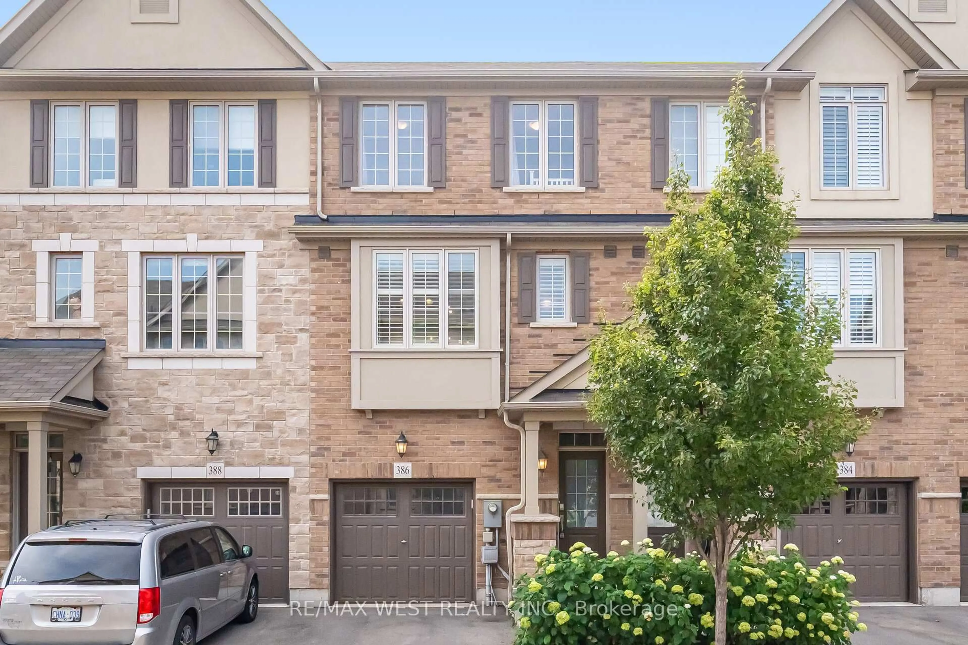 Home with brick exterior material, street for 386 Belcourt Common, Oakville Ontario L6H 0R1