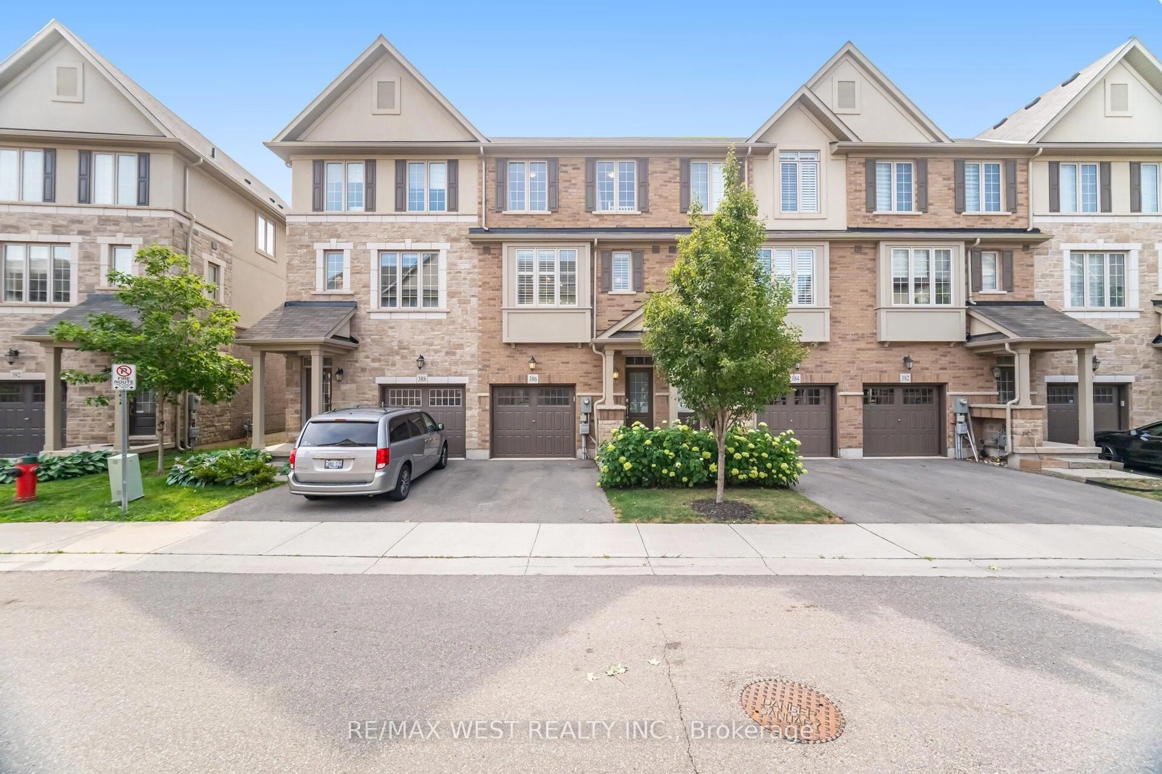 A pic from outside/outdoor area/front of a property/back of a property/a pic from drone, street for 386 Belcourt Common, Oakville Ontario L6H 0R1