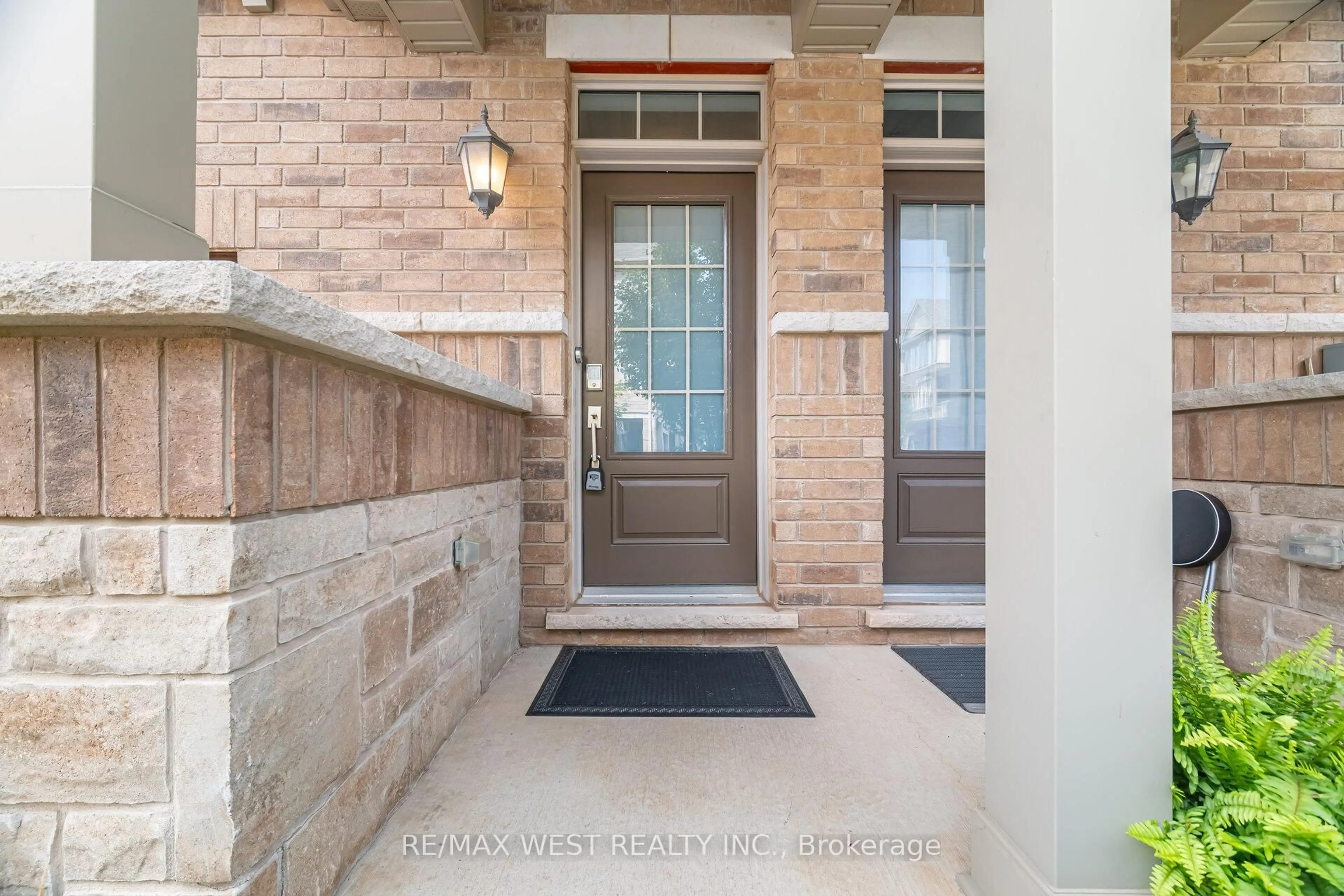 Indoor entryway for 386 Belcourt Common, Oakville Ontario L6H 0R1