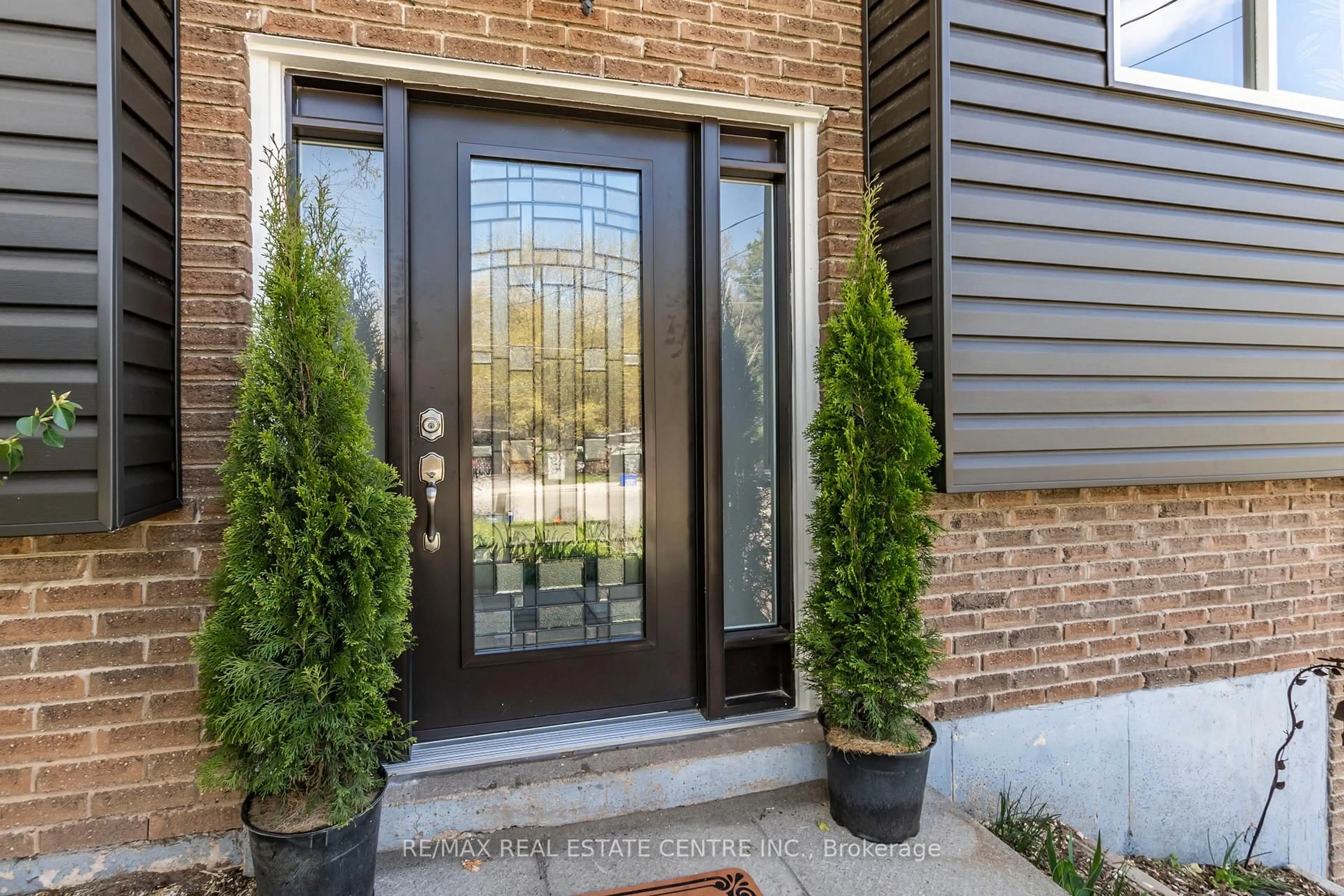 Indoor entryway for 12 Cobblehill Rd, Halton Hills Ontario L7J 1N9