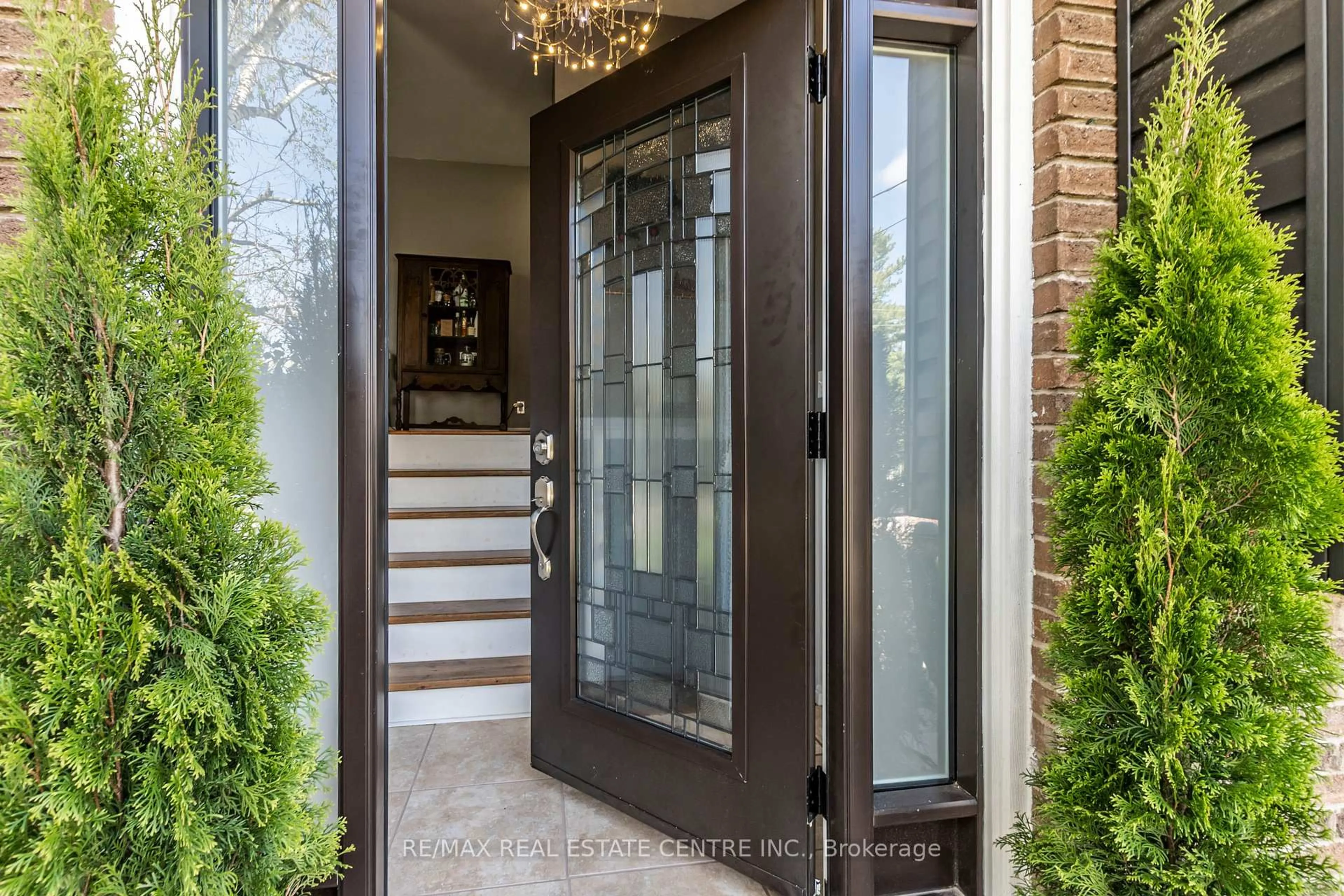Indoor entryway for 12 Cobblehill Rd, Halton Hills Ontario L7J 1N9