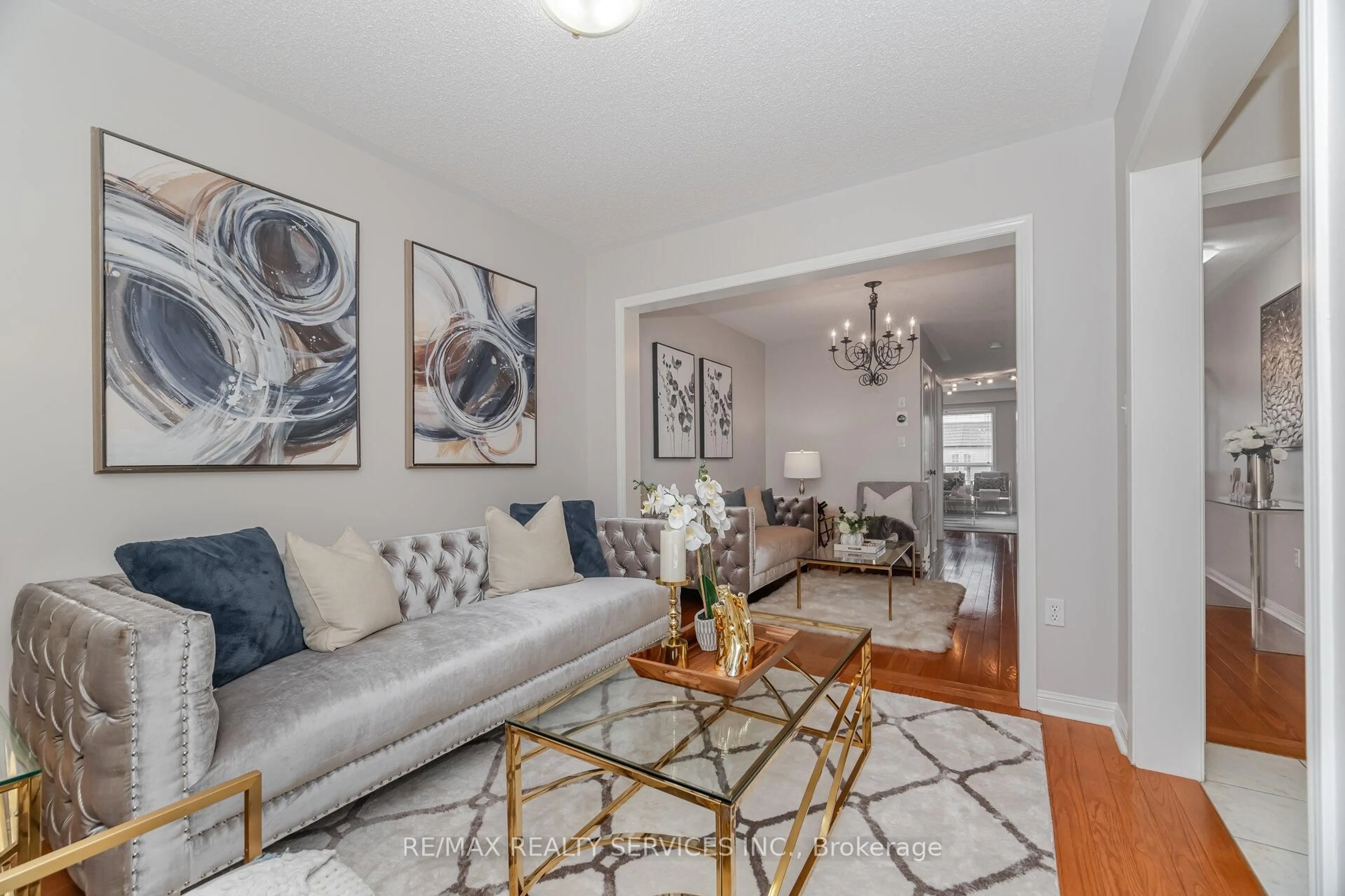 Living room with furniture, unknown for 31 Georgian Rd, Brampton Ontario L6X 0L8