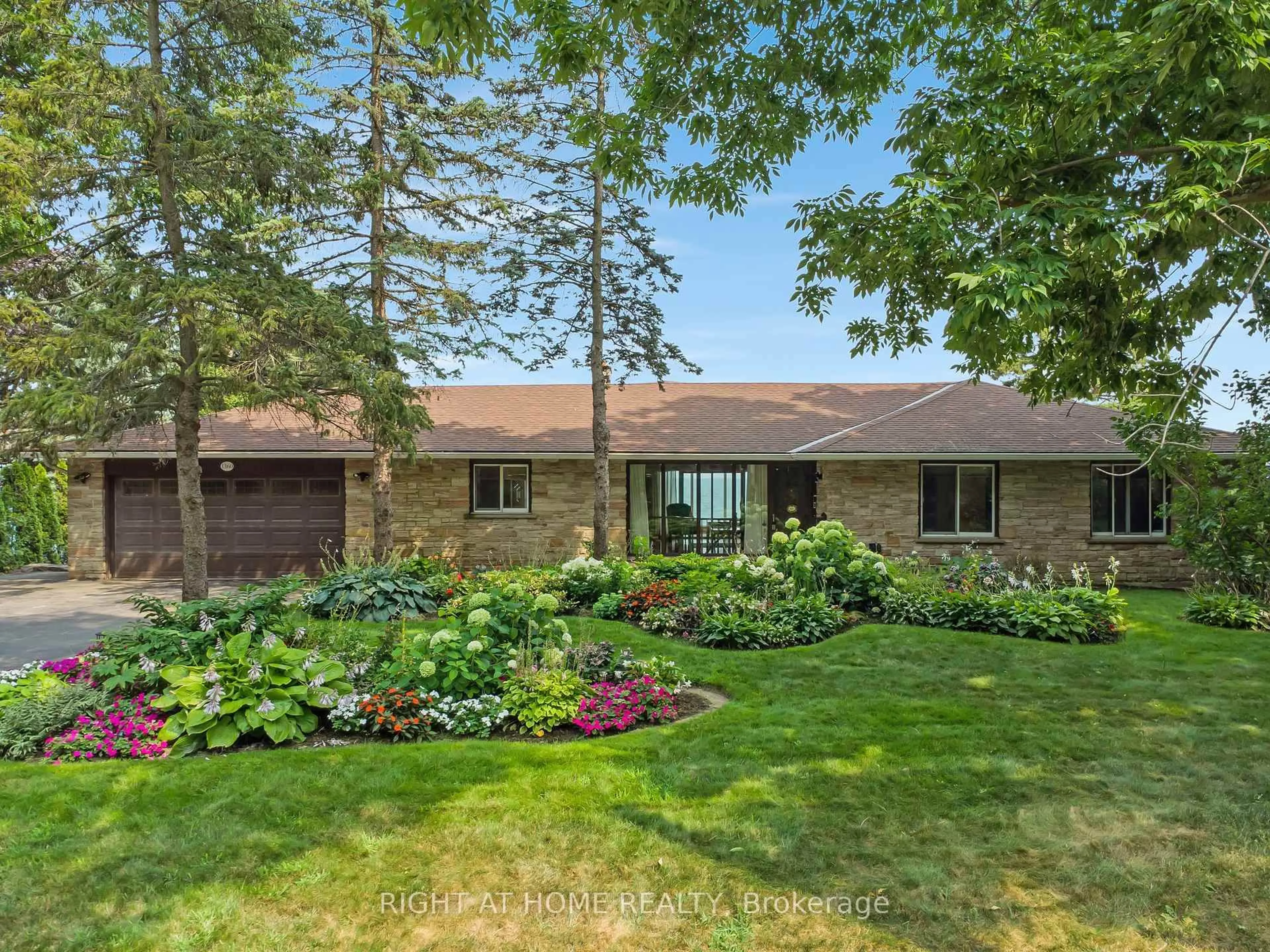 A pic from outside/outdoor area/front of a property/back of a property/a pic from drone, street for 1360 LAKESHORE Rd, Oakville Ontario L6L 1G2