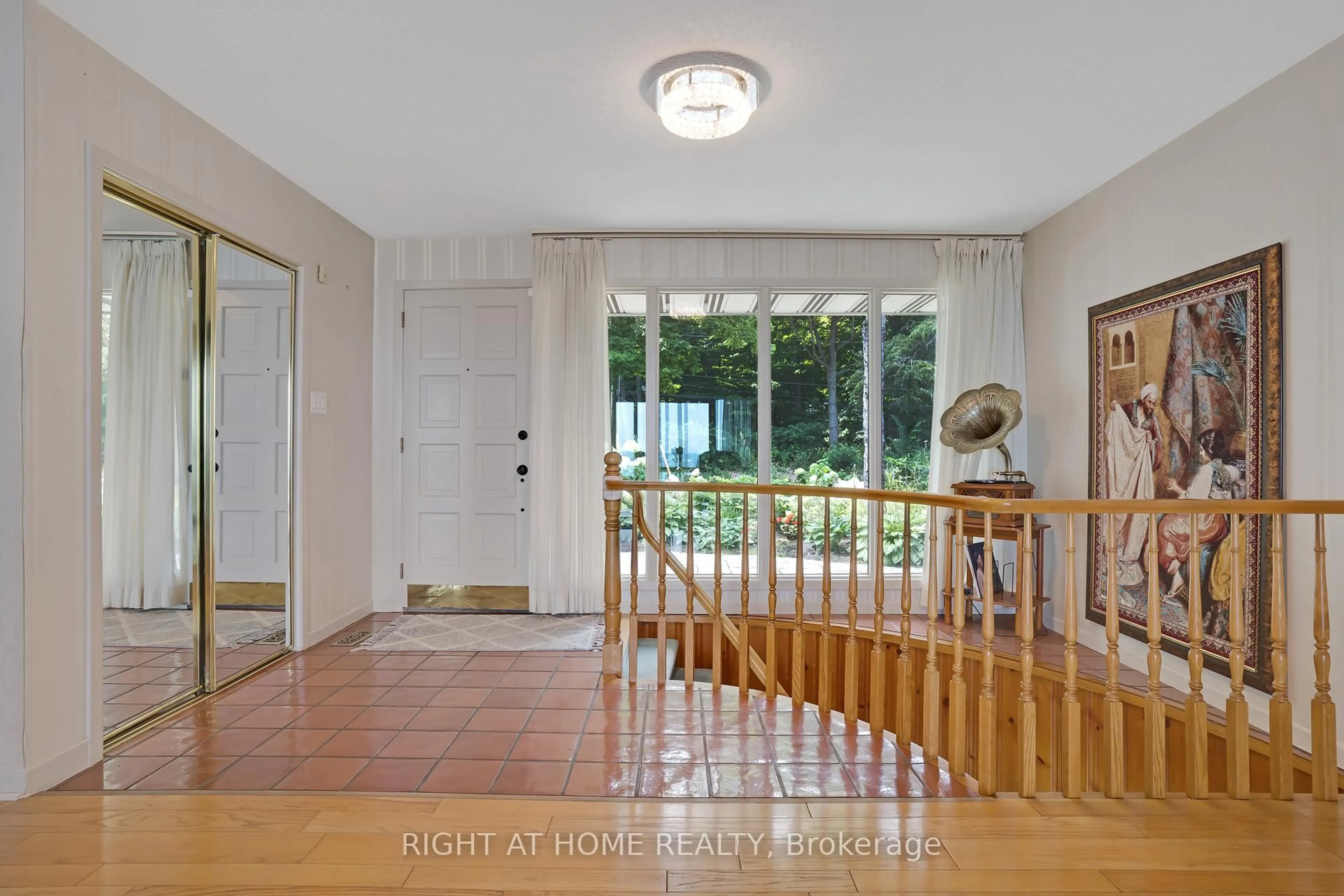 Indoor foyer for 1360 LAKESHORE Rd, Oakville Ontario L6L 1G2