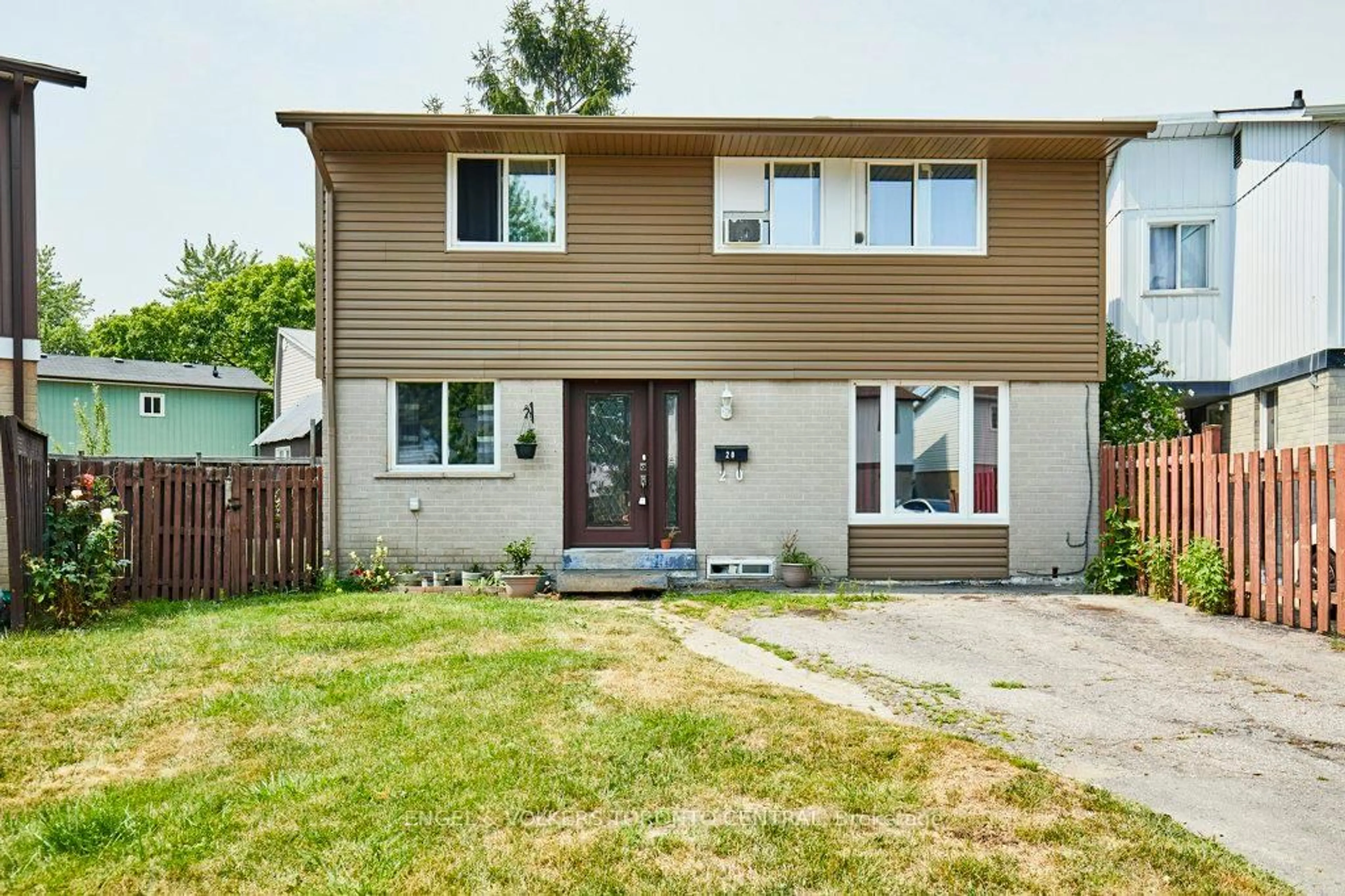 Home with vinyl exterior material, street for 20 Hayden Crt, Brampton Ontario L6S 1Y3