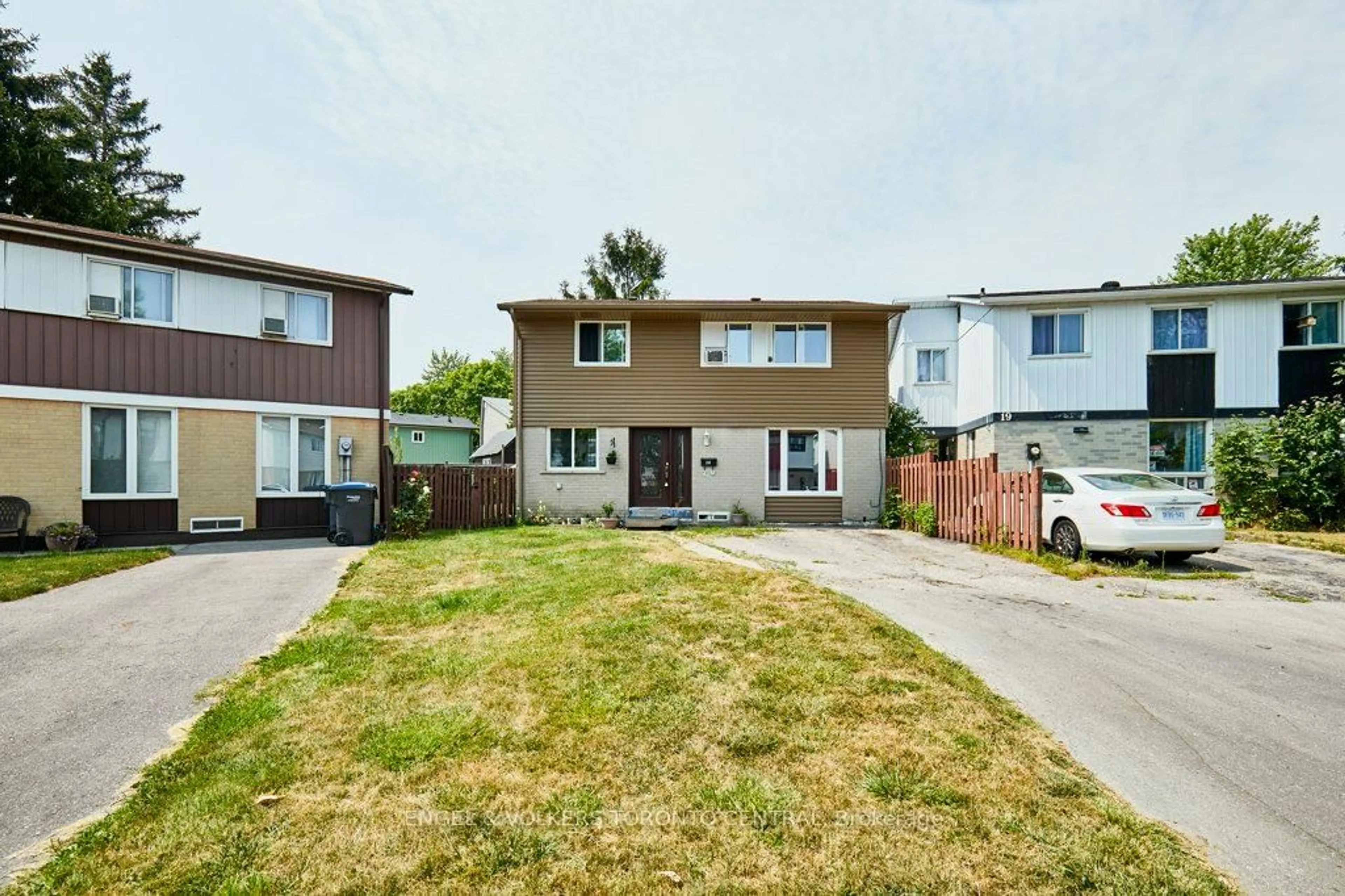 Unknown for 20 Hayden Crt, Brampton Ontario L6S 1Y3