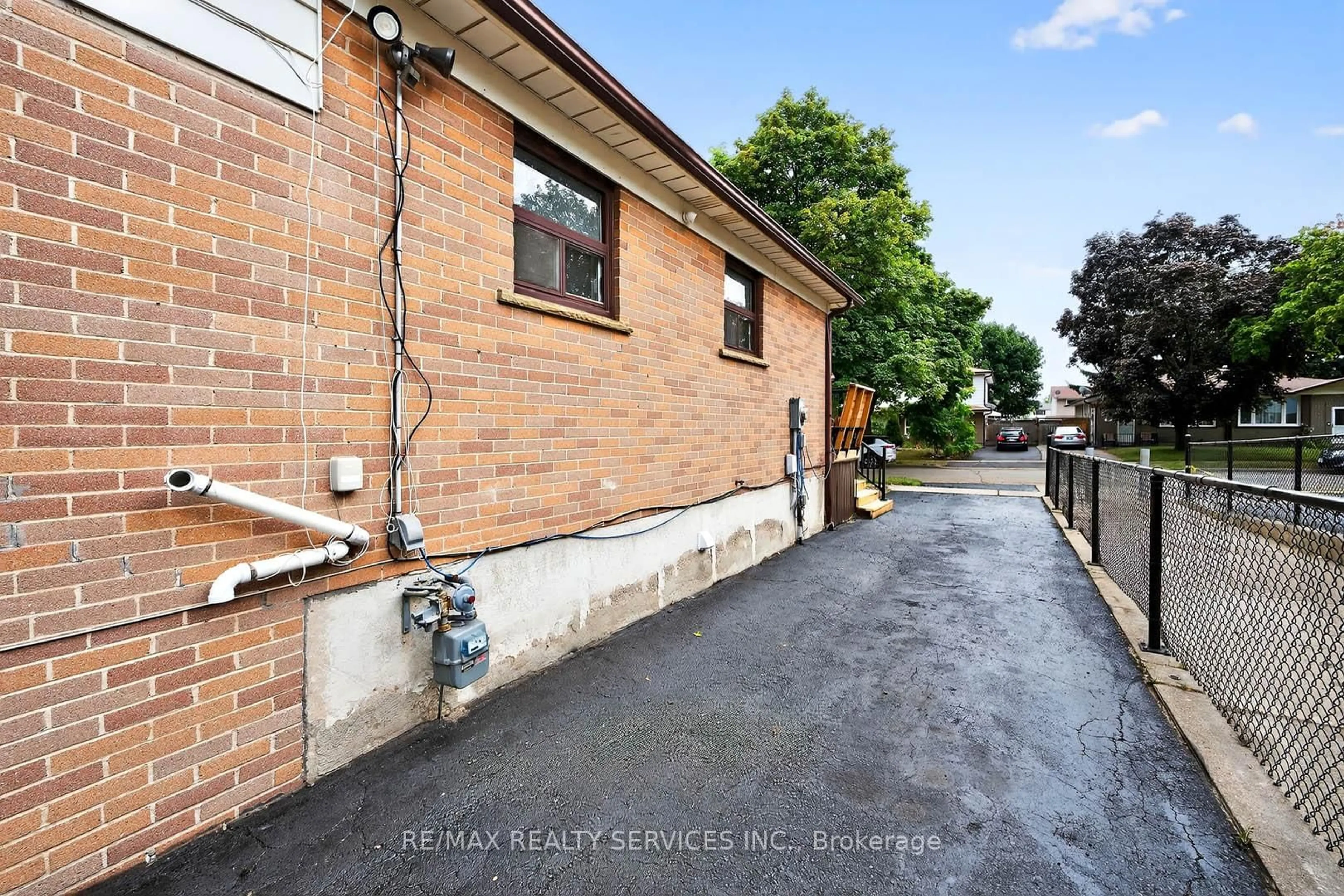 A pic from outside/outdoor area/front of a property/back of a property/a pic from drone, street for 28 Chipwood Cres, Brampton Ontario L6V 2E5